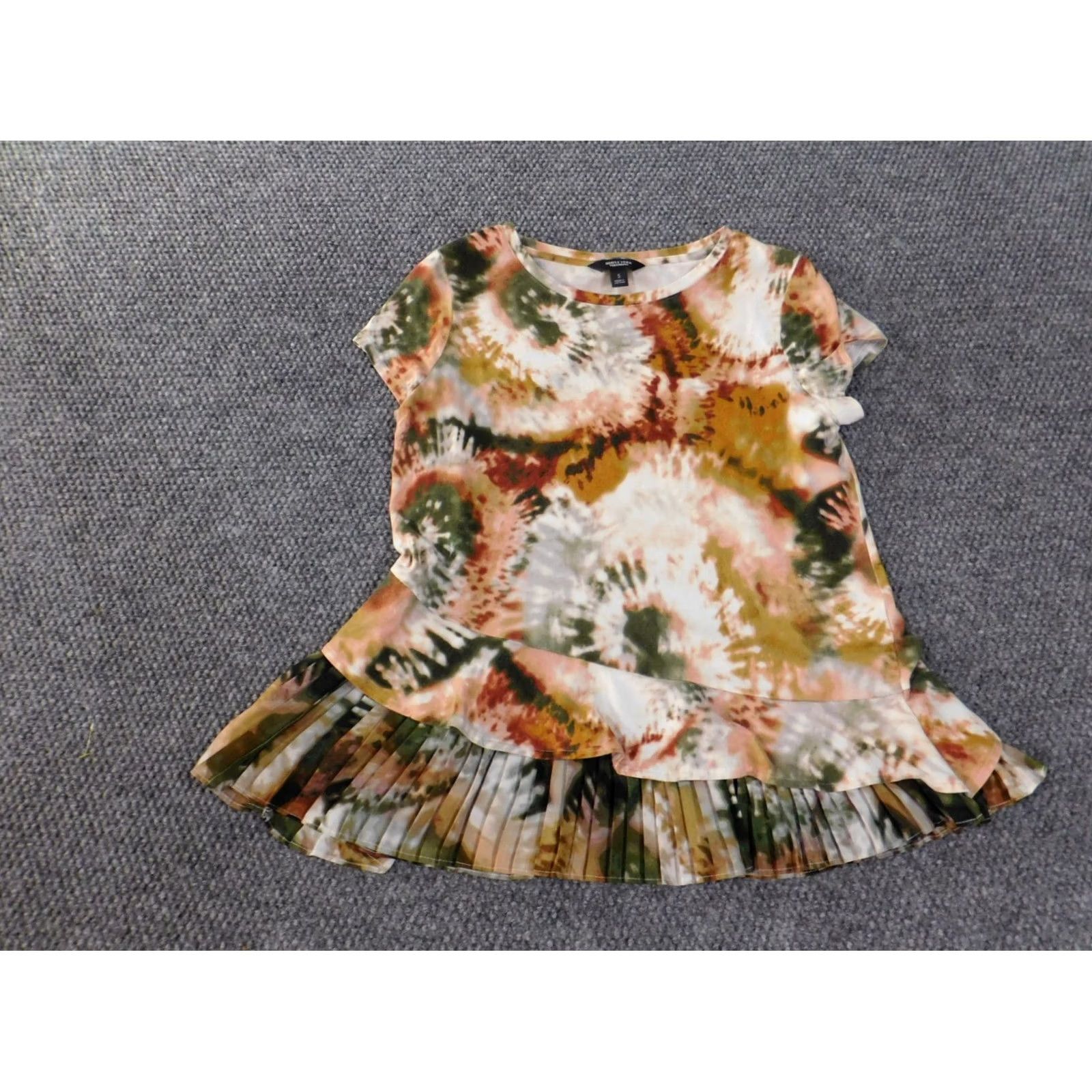 Vintage Simply Vera Vera Wang Blouse Shirt Green Small Womens Crew Neck Short Sleeve Knit Polyester Ruffle Stretch Pullover Casual Classic Modern Size S / US 4 / IT 40 - 2 Thumbnail