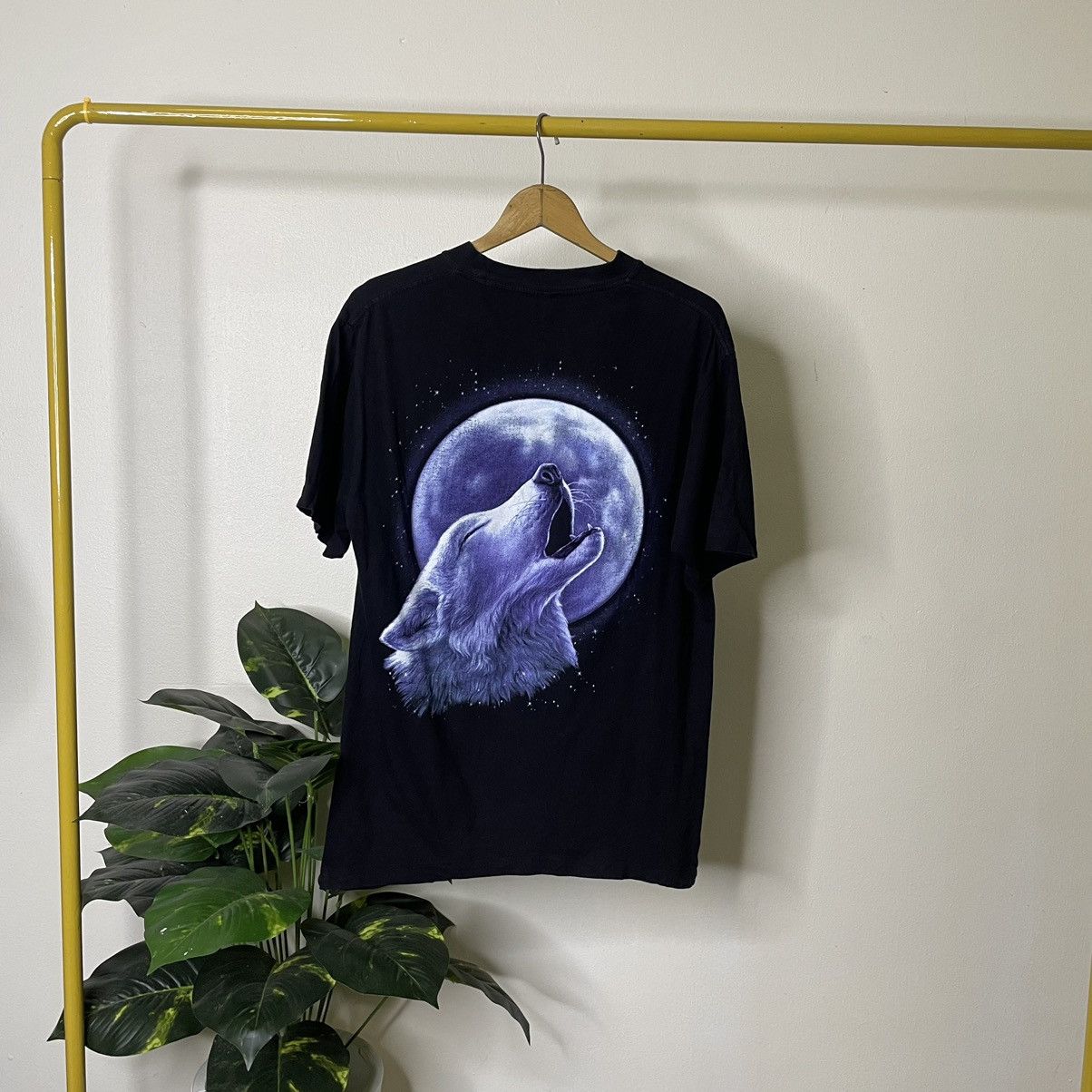 Habitat × Vintage Vintage 1990s Wolf Barking To The Moon Double Sided Graphic Size US L / EU 52-54 / 3 - 4 Thumbnail