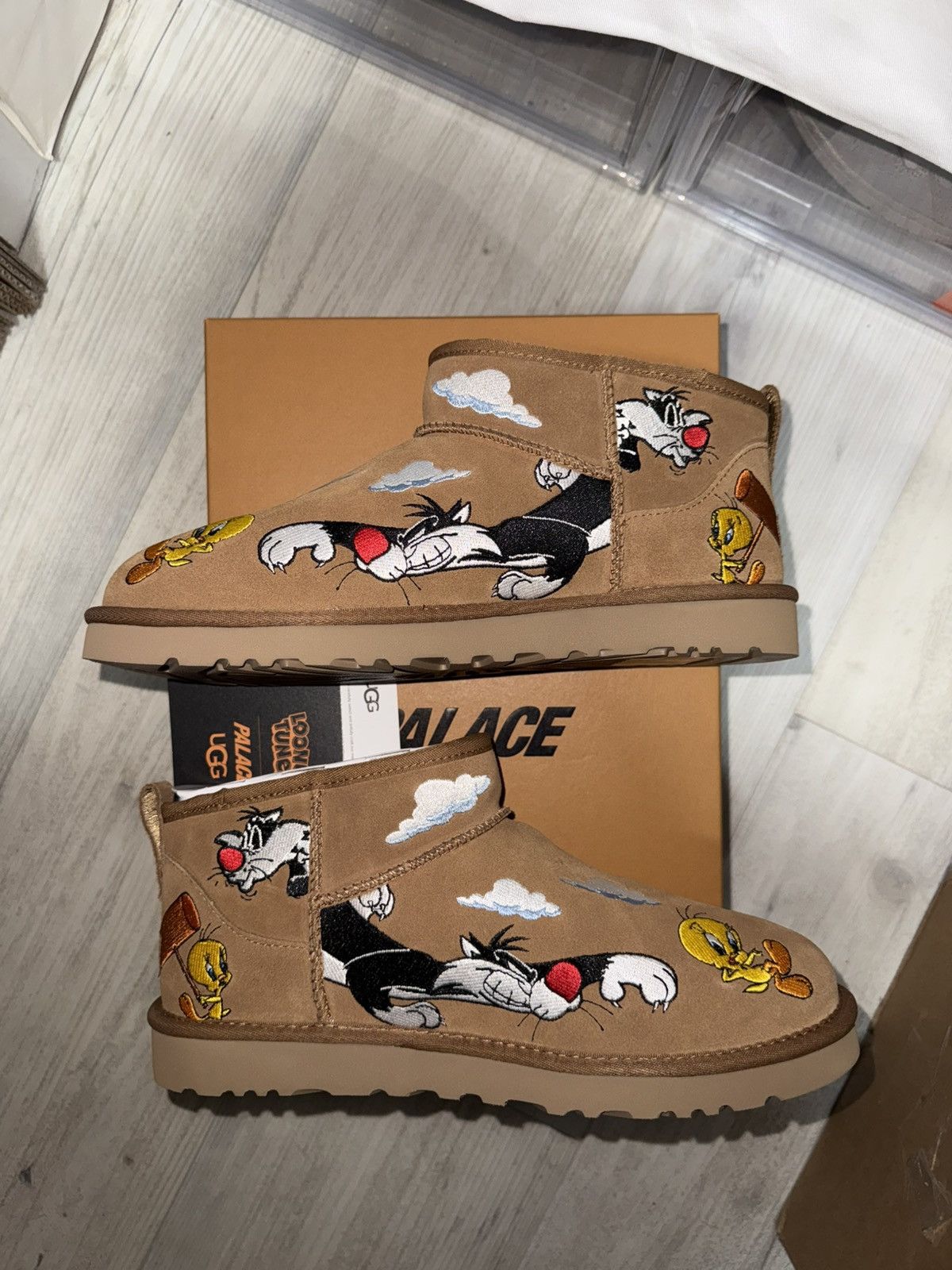 Palace × Ugg UGG Classic Ultra Mini Boot Palace x Looney Tunes Chestnut Size US 10 / EU 43 - 3 Thumbnail