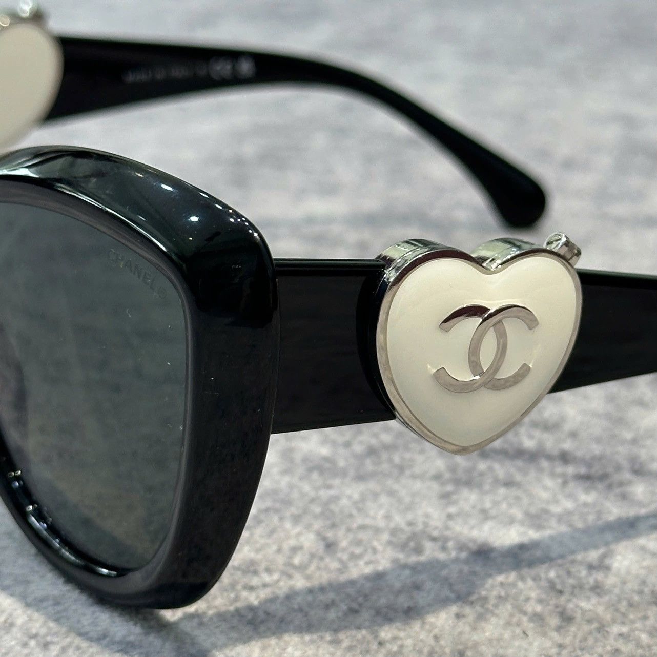 Chanel Chanel 0CH5517 C510S4 Size ONE SIZE - 2 Thumbnail