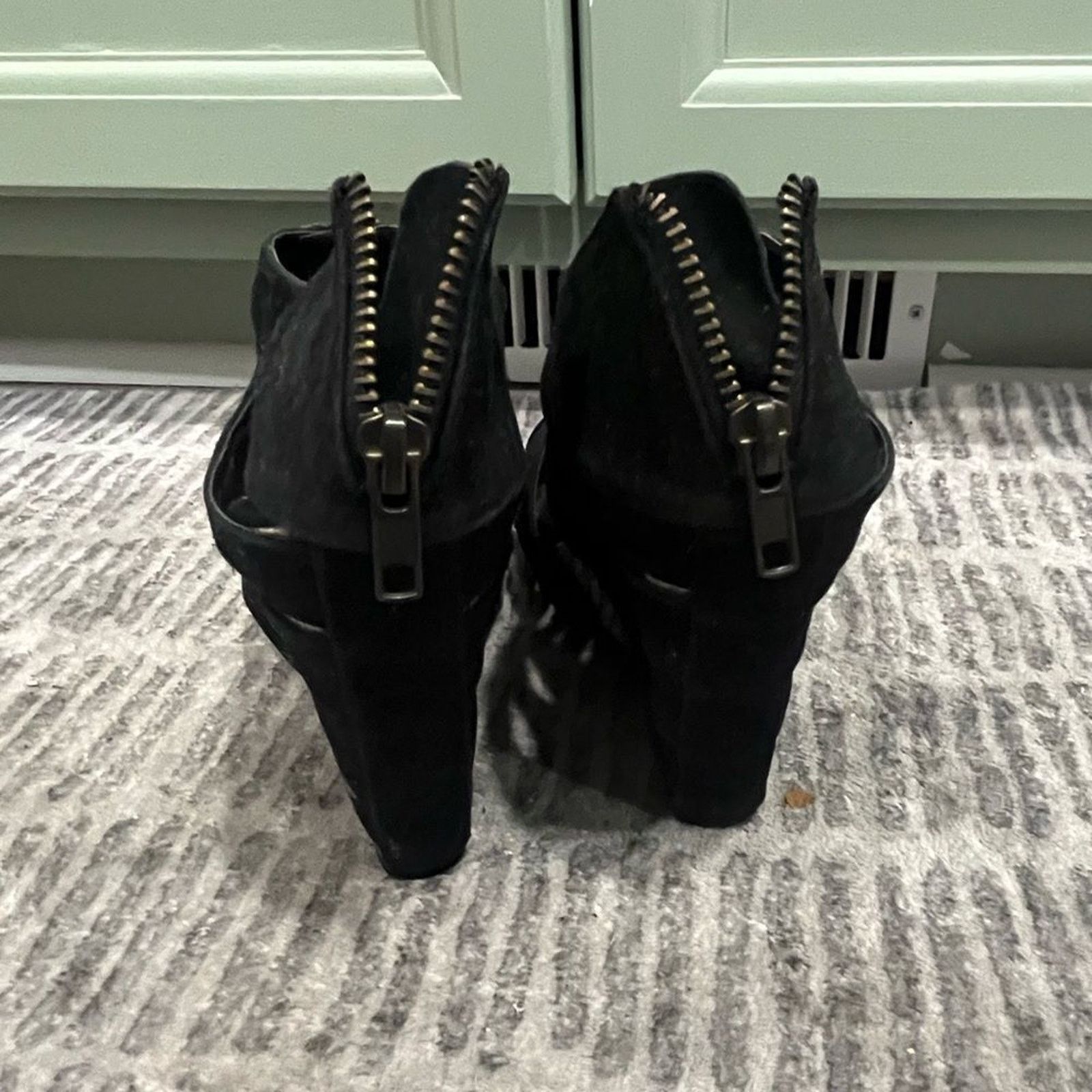 Vintage Shoe Dazzle Velvet Gladiator Sandals Back Zip Black Size 8 Size US 8 / IT 38 - 5 Thumbnail