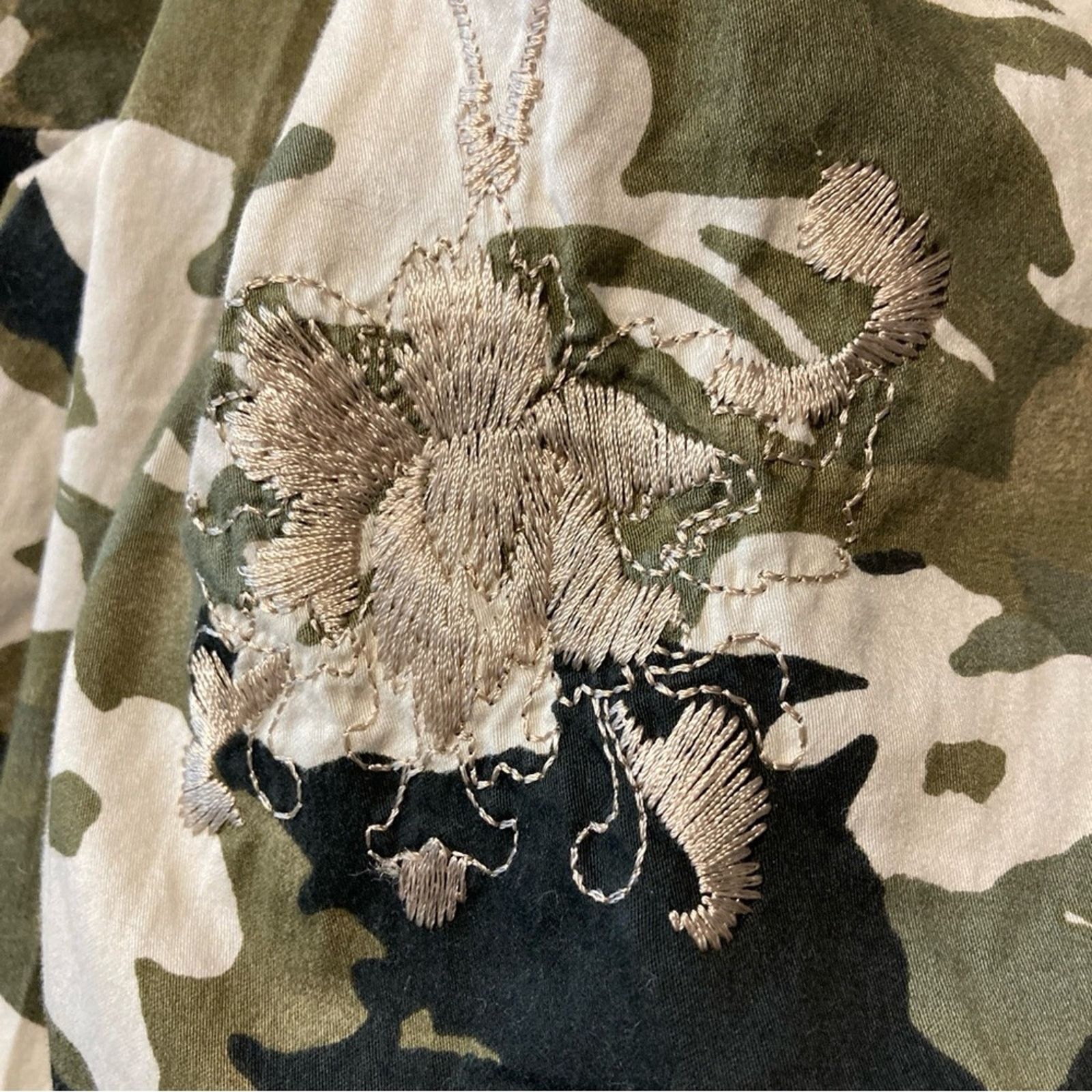 Chicos Chico’s Camouflage Camo Embroidered Button Down Shirt Top Size L / US 10 / IT 46 - 10 Thumbnail