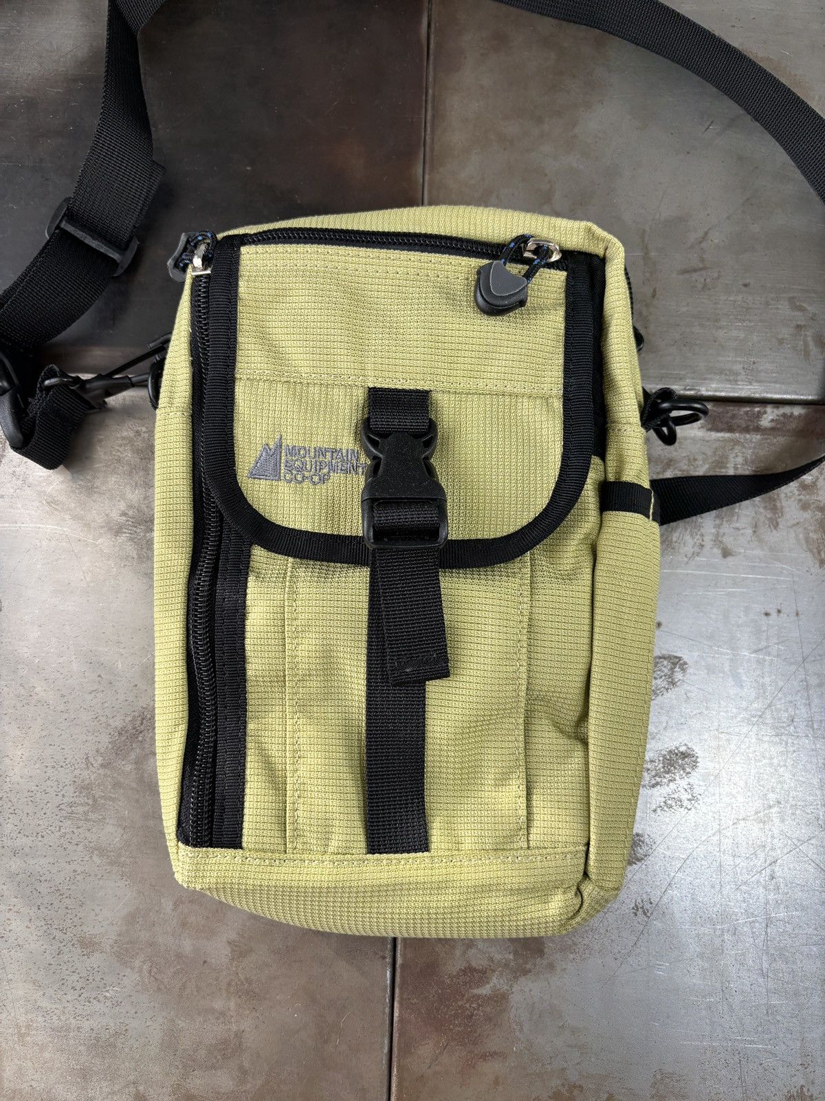 Mountain Equipment Company Vintage MEC Crossbody Bag 2000s Sling Fanny Co-op Mini Pack Size ONE SIZE - 3 Thumbnail