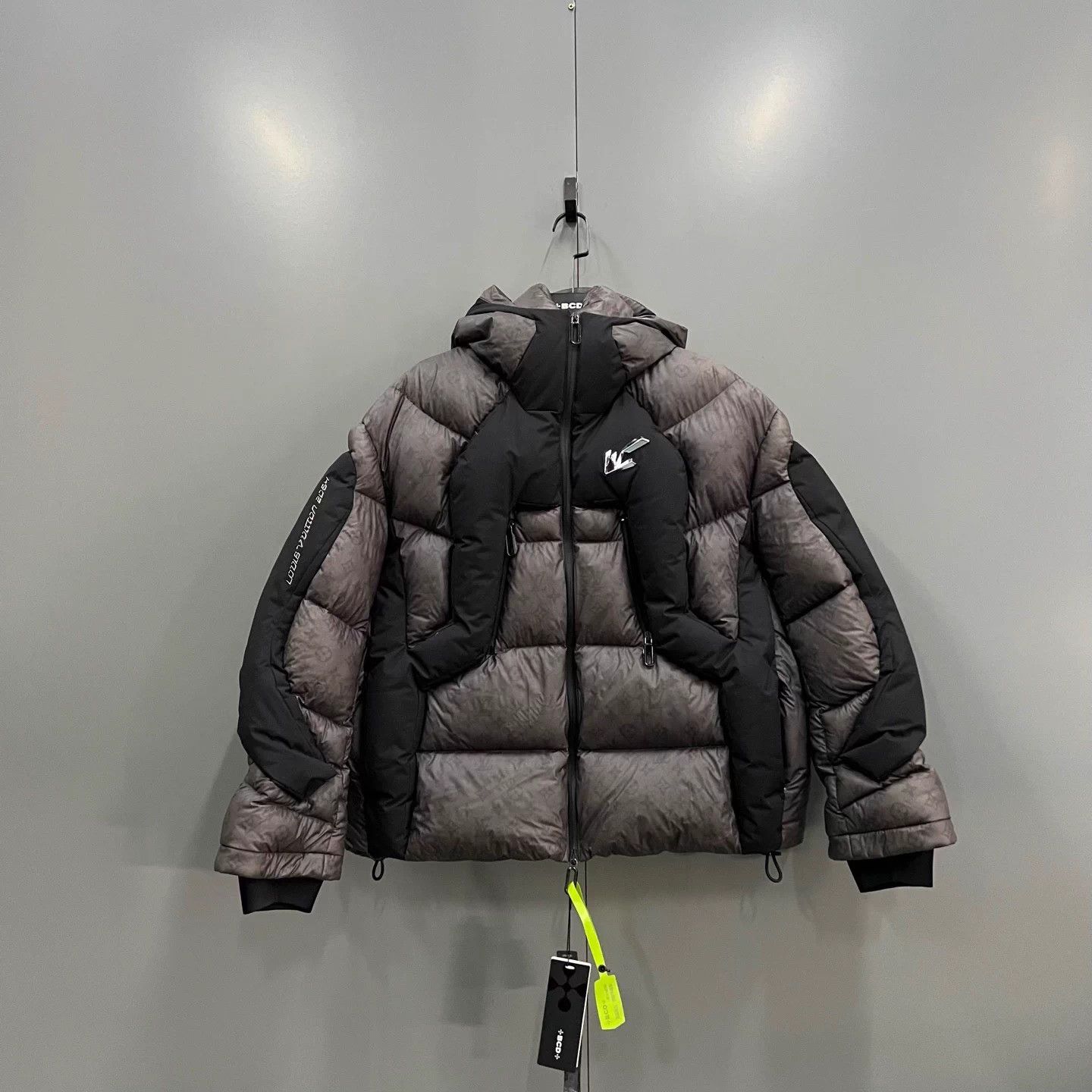 LV 2054 color blocked Monogram thermo puffer 50