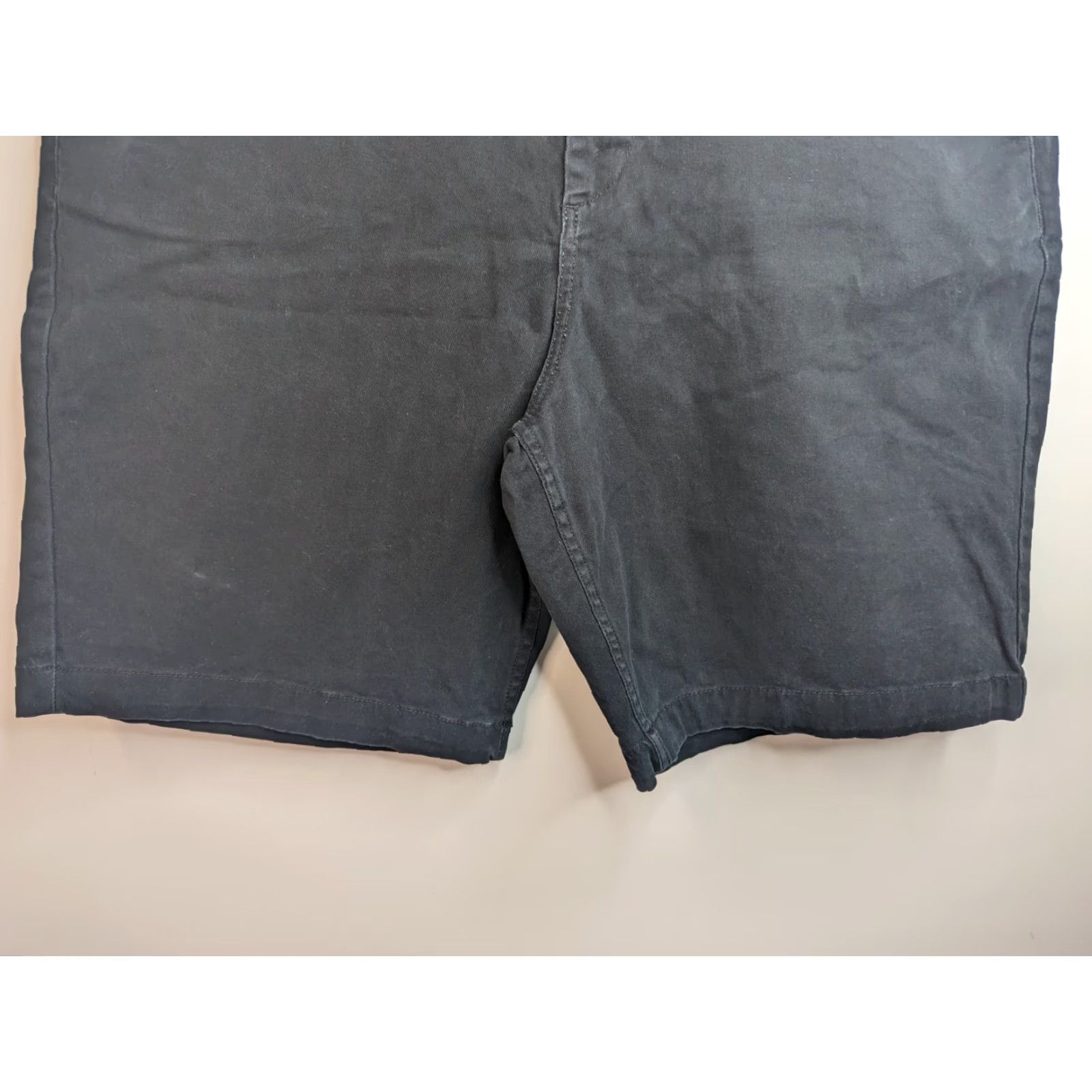 Vintage DC Shoes Chino Shorts Men 32 Black Bottoms Casual Canvas Cotton Flat Front Inseam 9in Relaxed Regular Size 36 Size US 36 / EU 52 - 3 Thumbnail