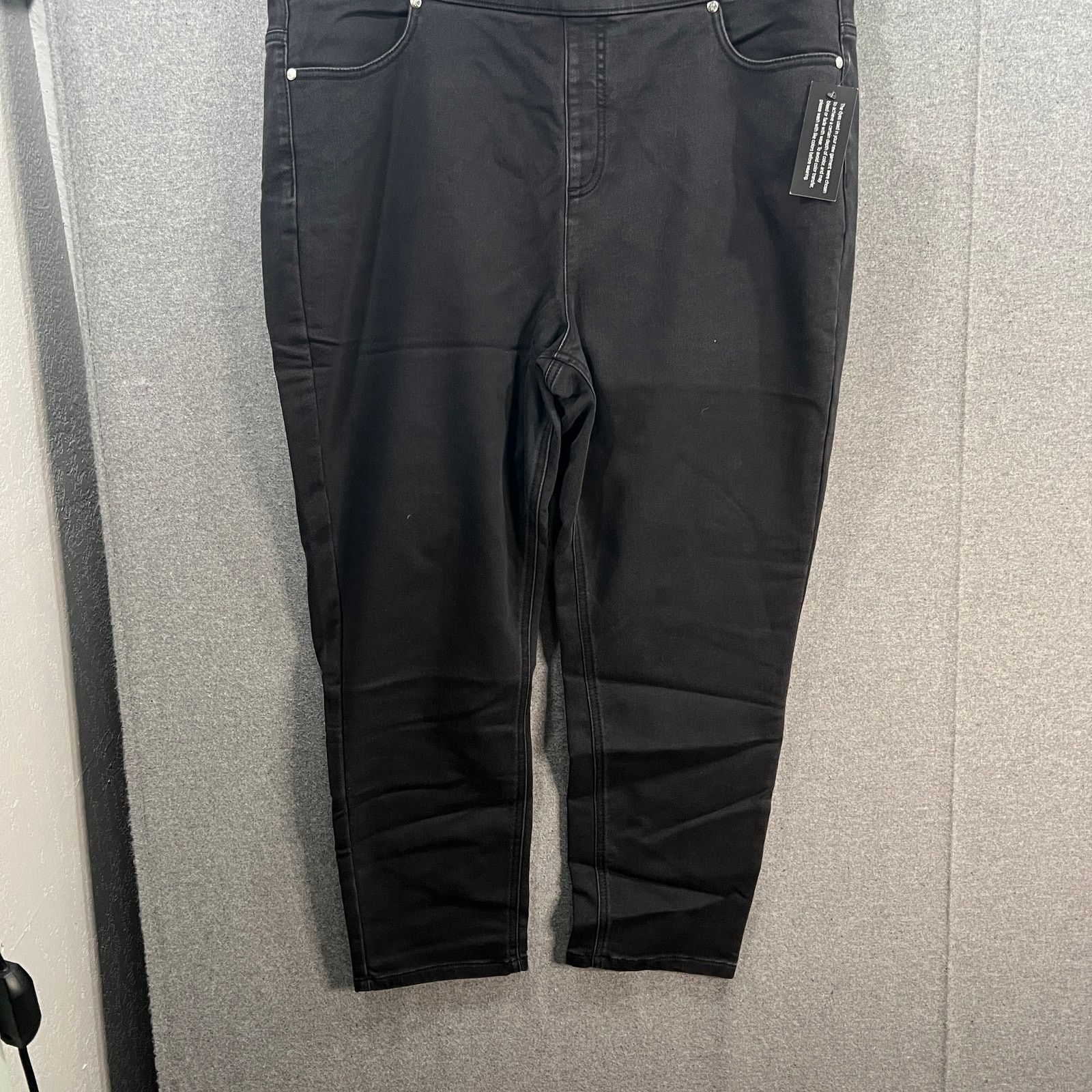 Other Isaac Mizrahi Live! Regular Black Divine Denim Crop Slim Size 40" / US 18 - 5 Thumbnail