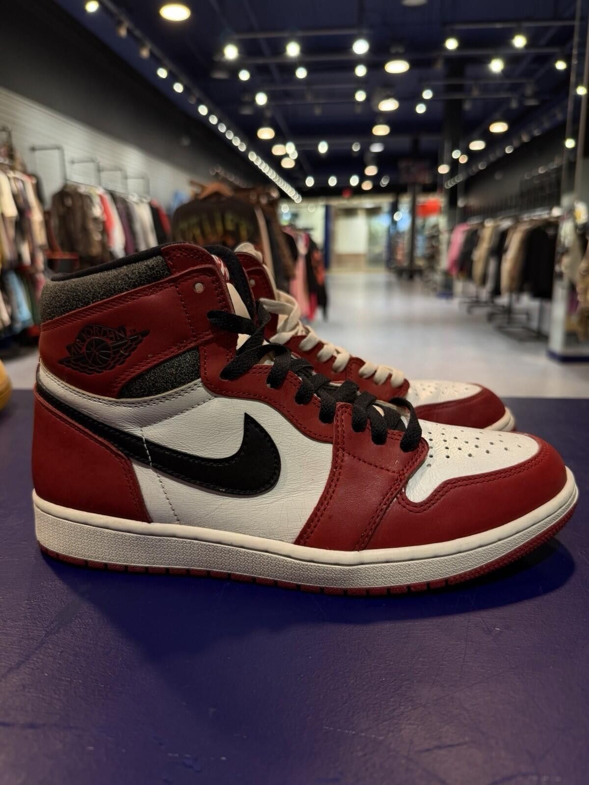 Jordan Brand Size 10 - Jordan 1 Retro High OG Chicago Lost and Found Size US 10 / EU 43 - 2 Thumbnail