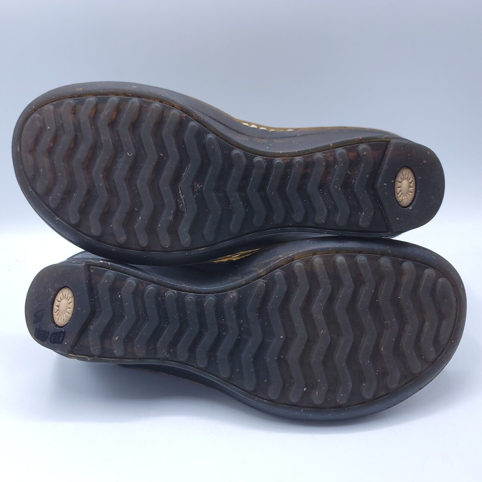 Ugg UGG Slip On Leather Slide Sandals Womens Size 7 Beige Black Size US 7 / IT 37 - 7 Thumbnail