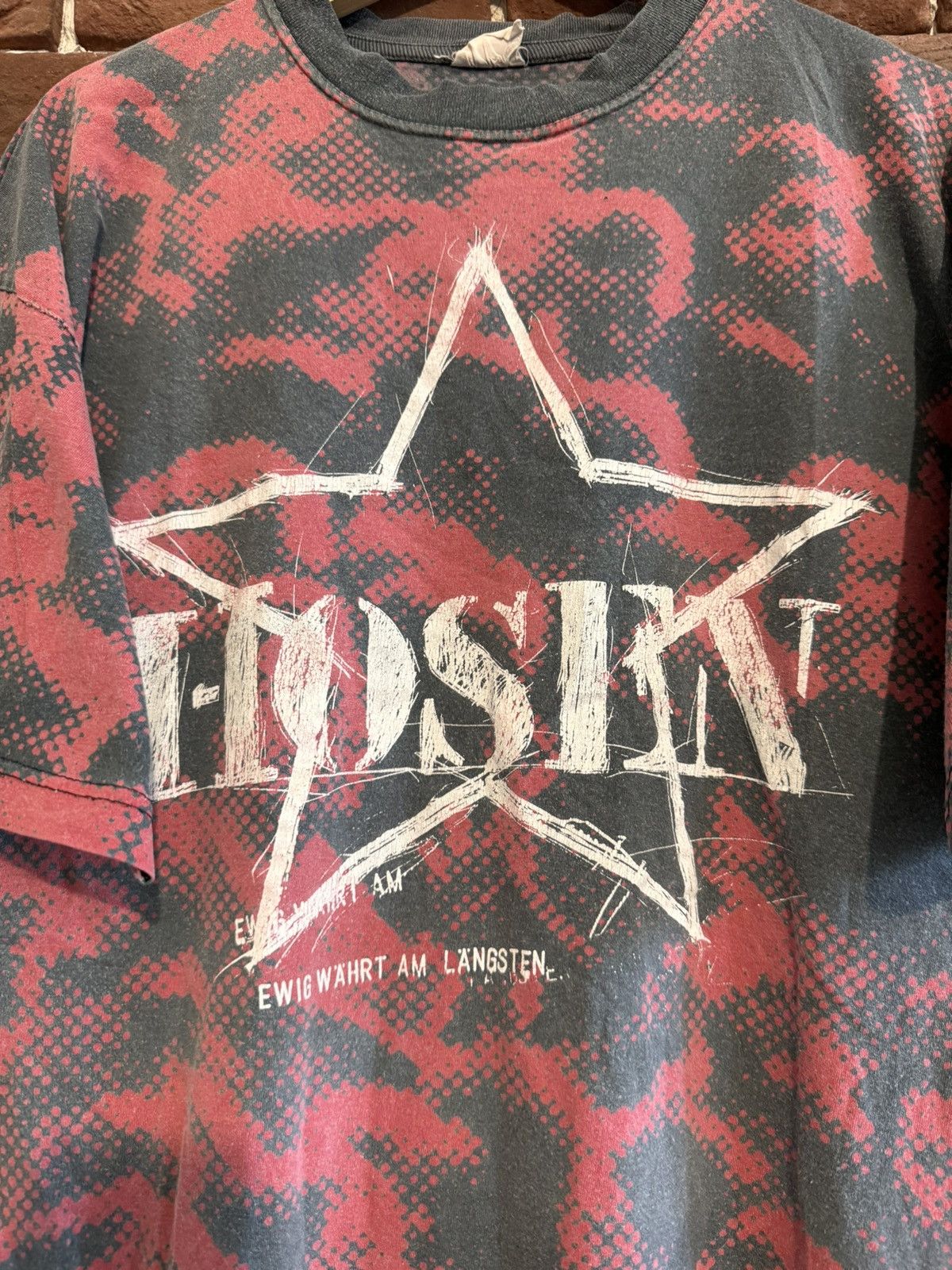 Band Tees Vintage 1996 Die Toten Hosen Faces AOP Red Rock Band Tee Size US XL / EU 56 / 4 - 4 Thumbnail