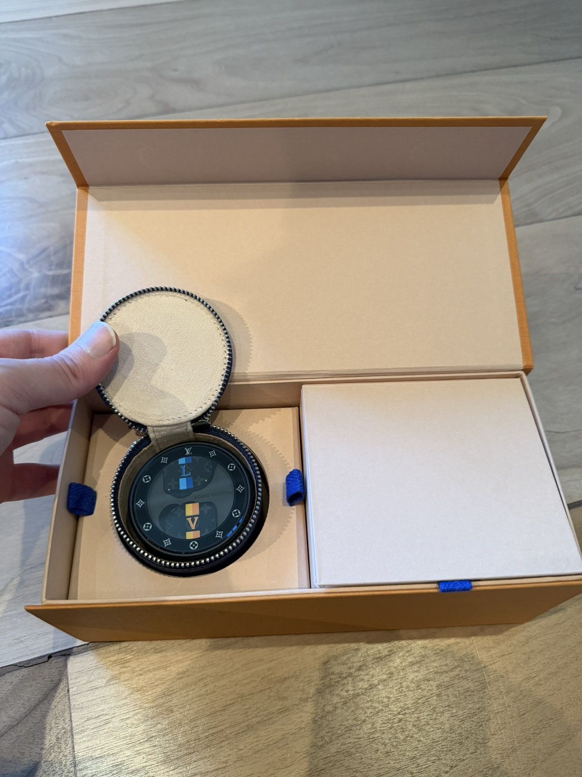Louis Vuitton Louis Vuitton Horizon Wireless Earbuds Size ONE SIZE - 1 Thumbnail