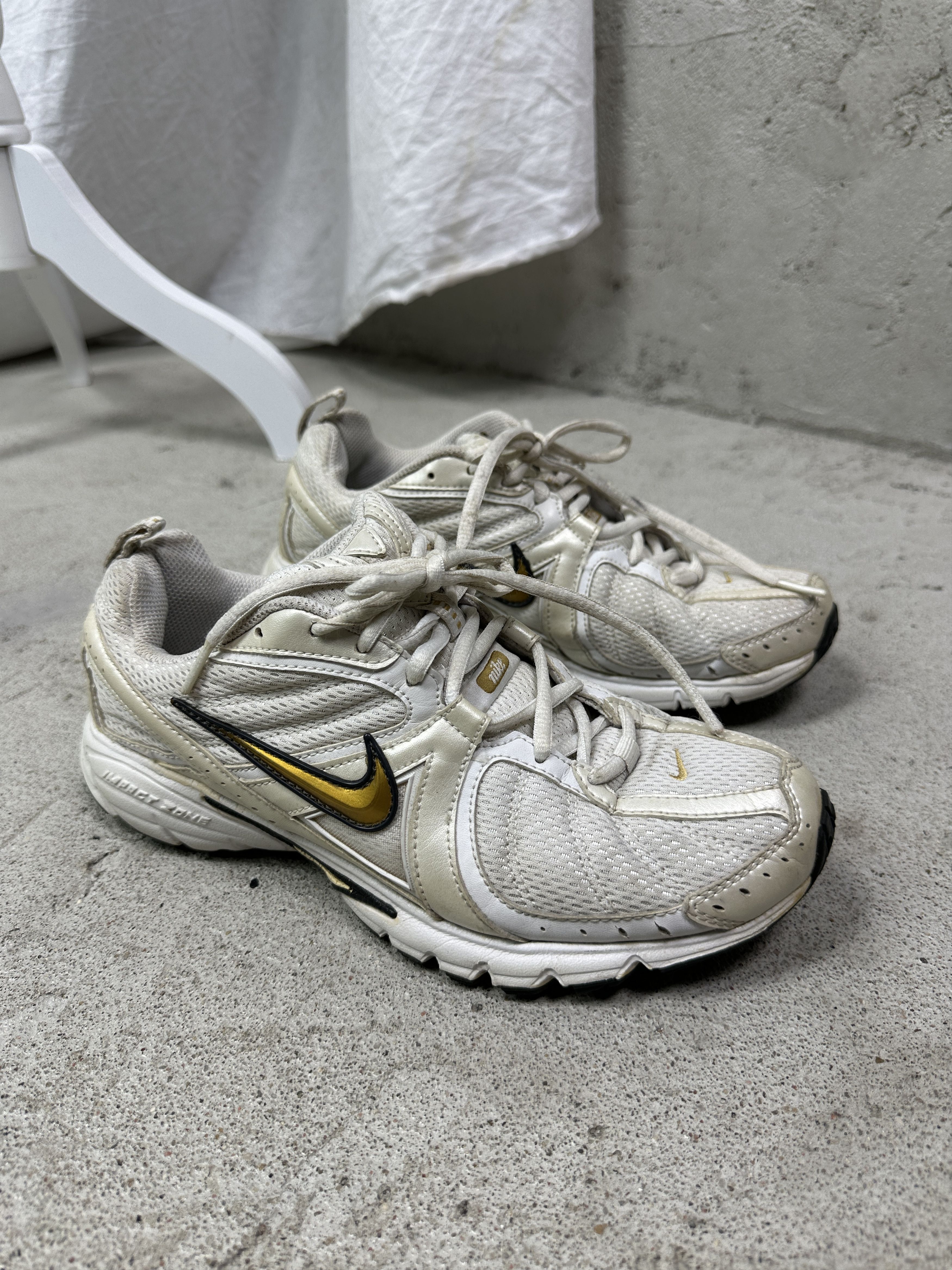 Nike Vintage Sporty Streetwear Nike Chunky 00s Sneakers Size US 7.5 / EU 40-41 - 1 Thumbnail