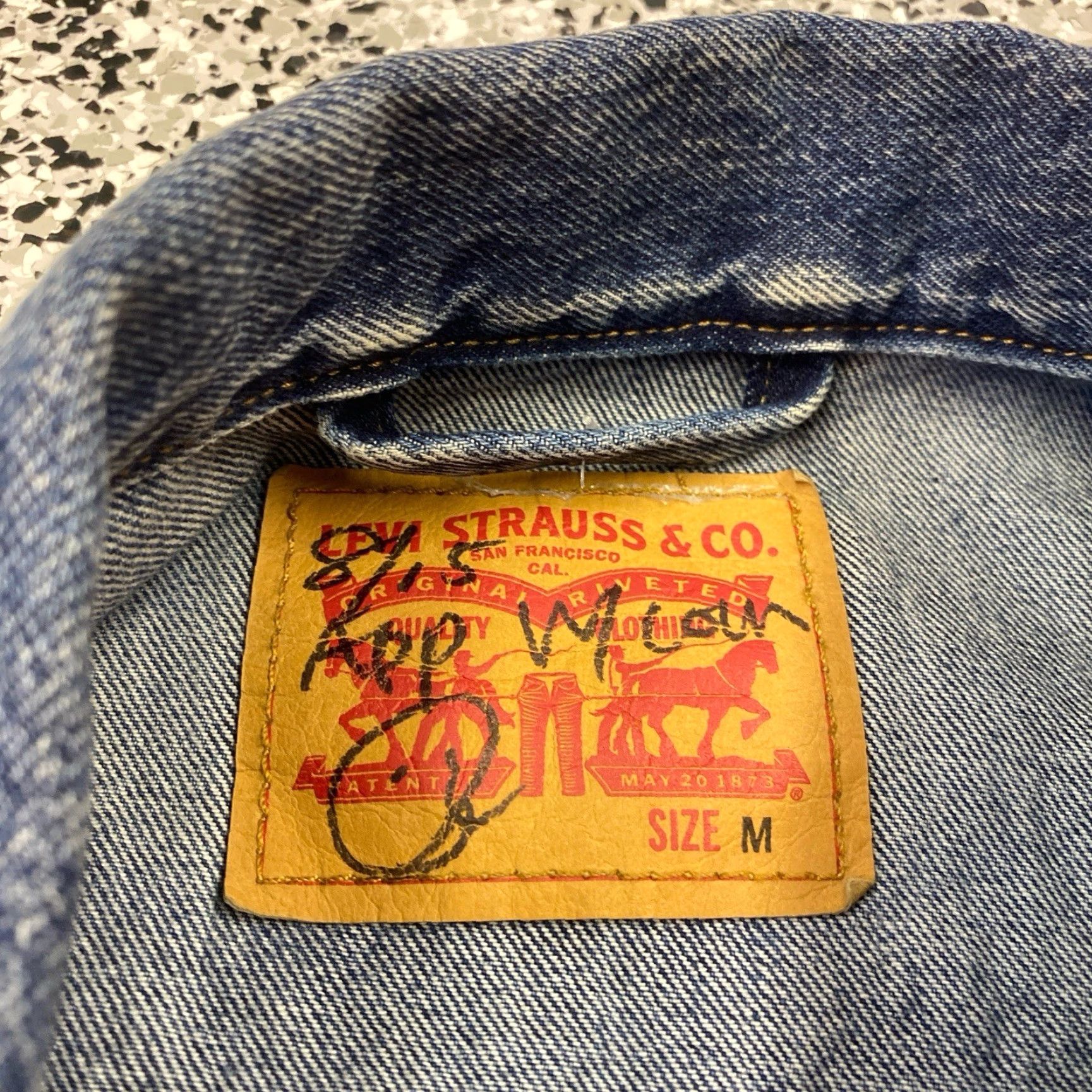 Levi's VINTAGE Levi's Trucker Jacket Denim Sample Stock Blue M Men Medium Jeans Jacket Collared Lined Size US M / EU 48-50 / 2 - 2 Thumbnail