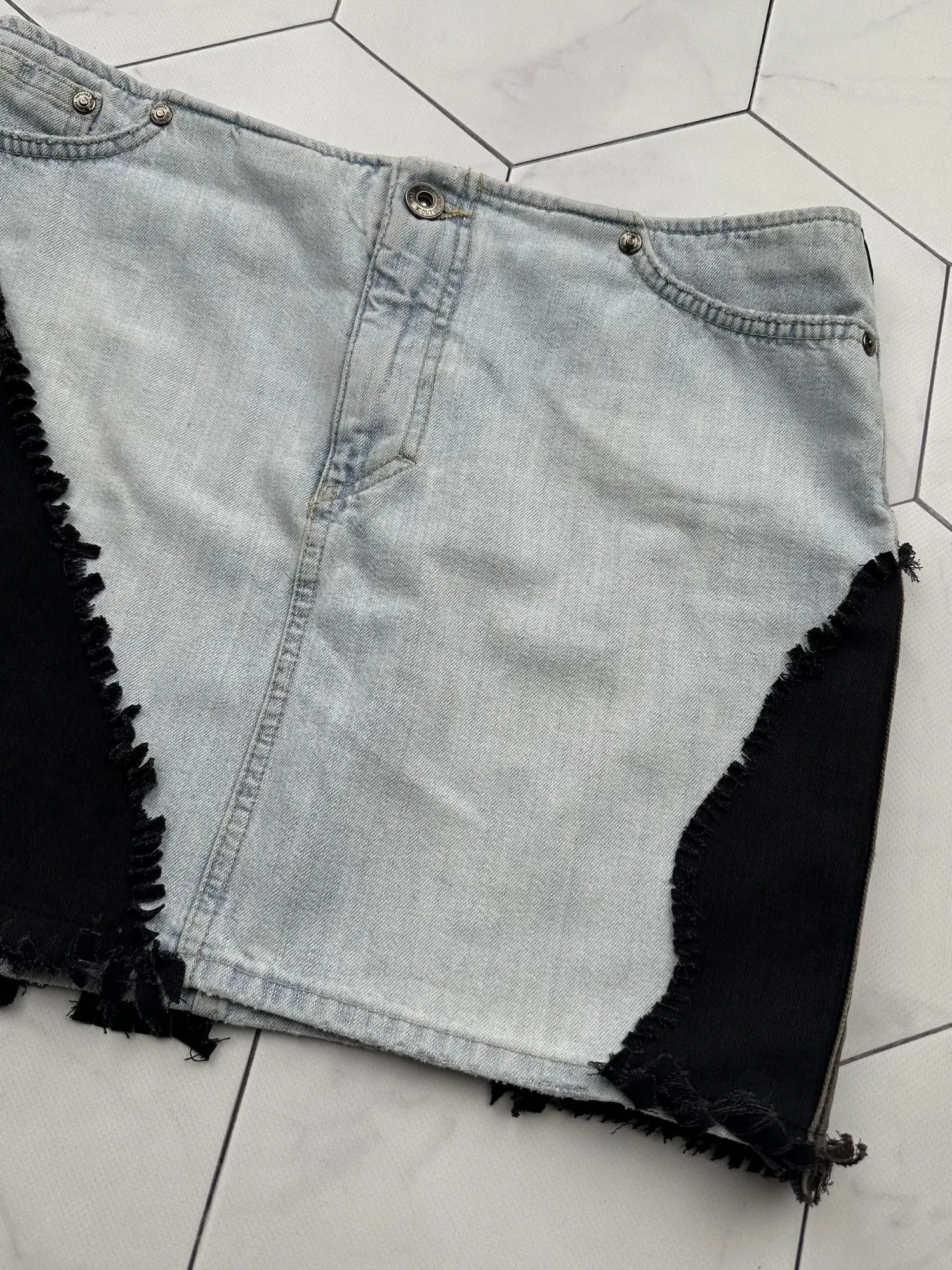 Versace Jeans Couture Versace Jeans Couture Vintage Mini Skirt (B366) Size 26" / US 2 / IT 38 - 3 Thumbnail