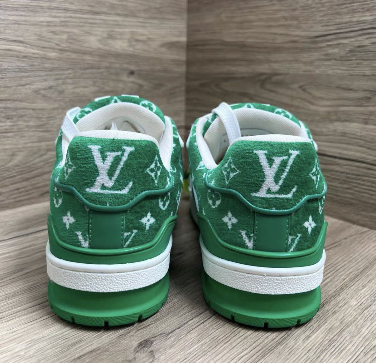 Louis Vuitton Louis Vuitton Trainer White Green Velvet Sneakers J41 Size US 9 / EU 42 - 3 Thumbnail