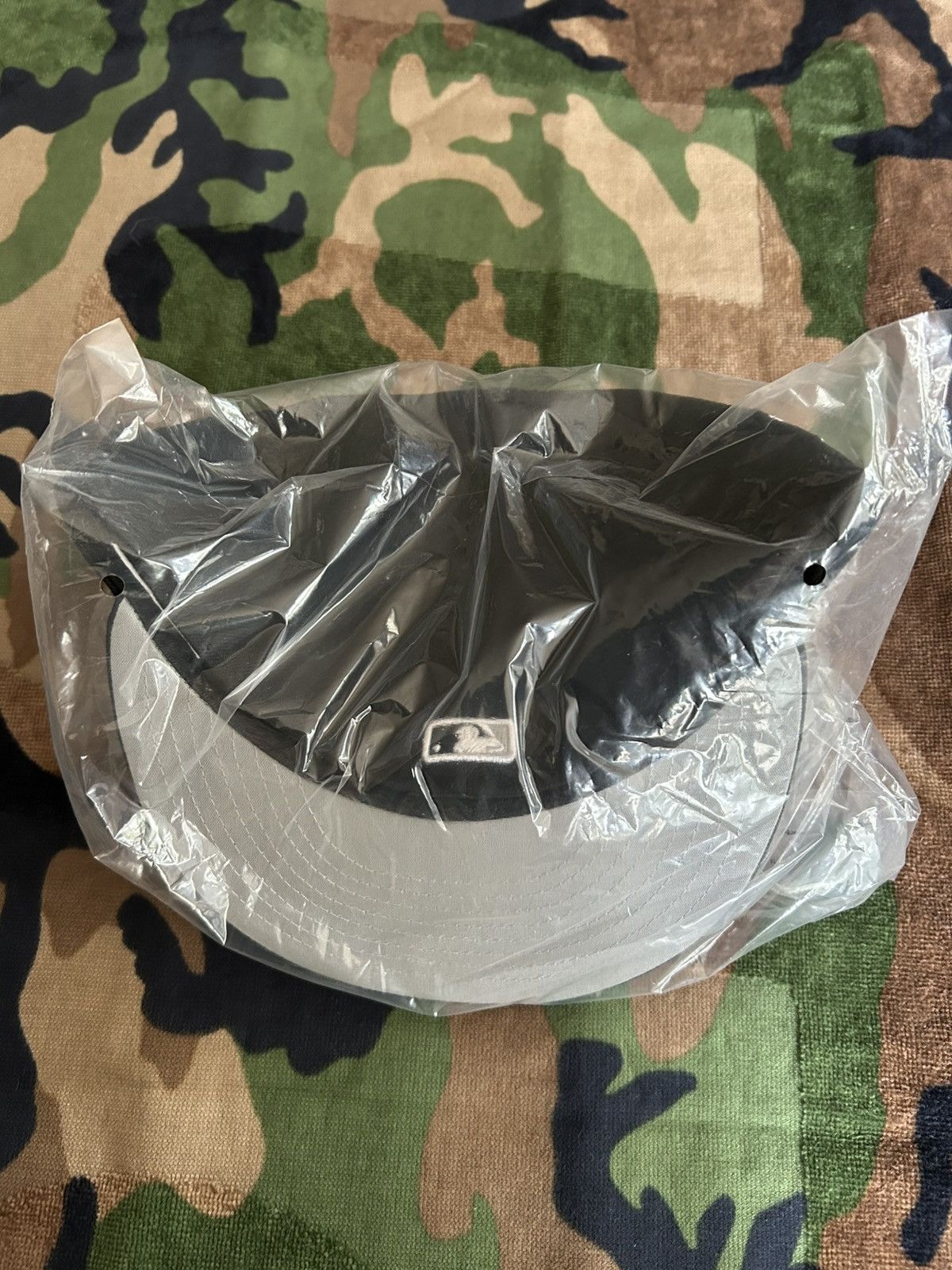 MLB × New Era × Supreme Supreme MLB Teams Box Logo New Era Chicago White Sox 7 5/8 Size ONE SIZE - 9 Thumbnail