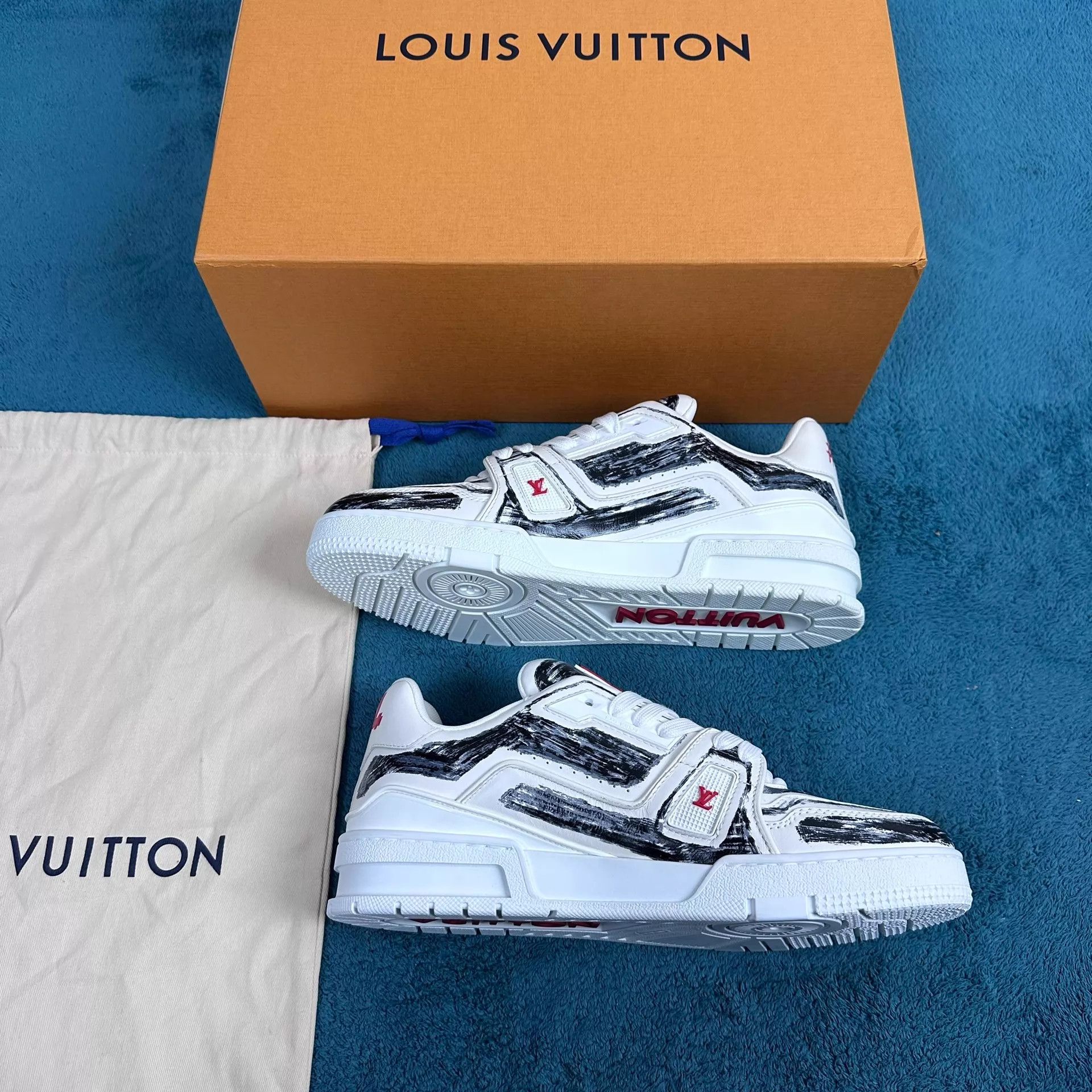 Louis Vuitton LV Trainer Hand-Painted Graffiti Low-Top Wht/Blk Size US 8 / EU 41 - 3 Thumbnail