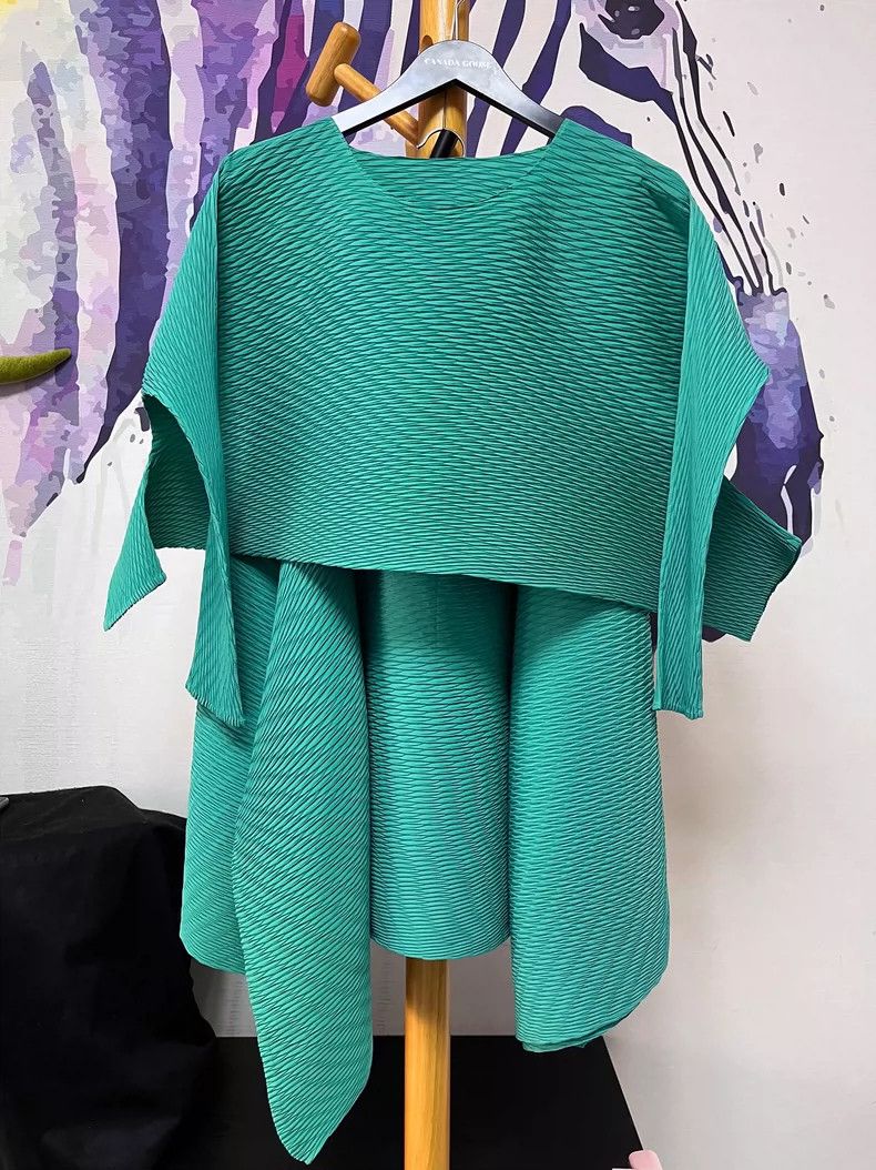Issey Miyake Issey Miyake size:2 Green main line small fish scale short Size S / US 4 / IT 40 - 1 Thumbnail