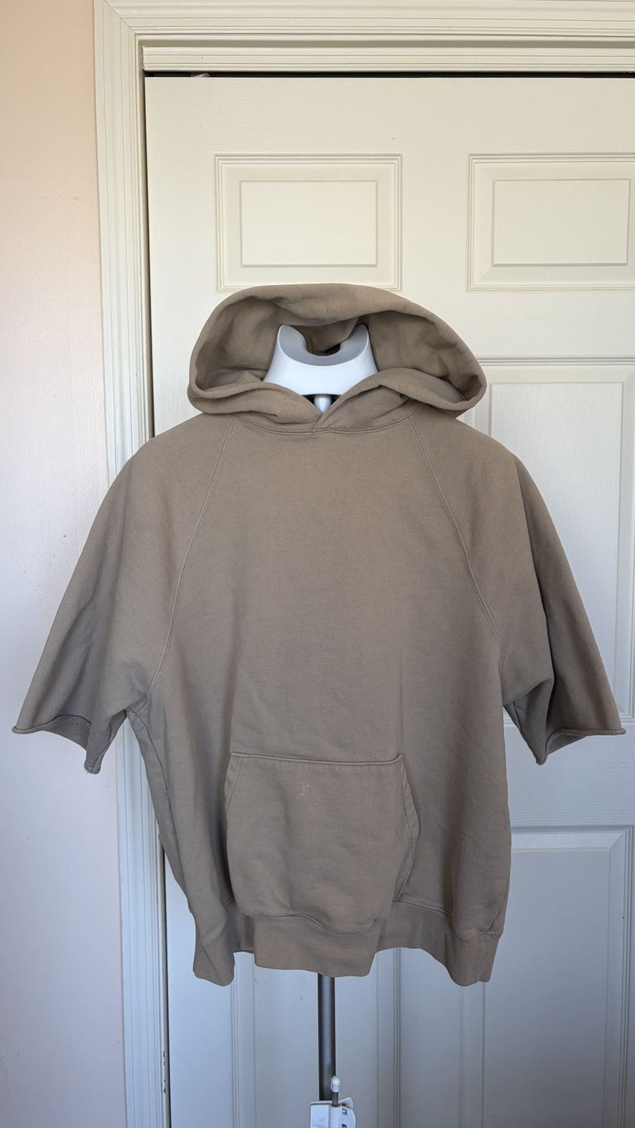 Fear of God Fear of God Essentials Short Sleeve Hoodie Beige Size M Size US M / EU 48-50 / 2 - 2 Thumbnail