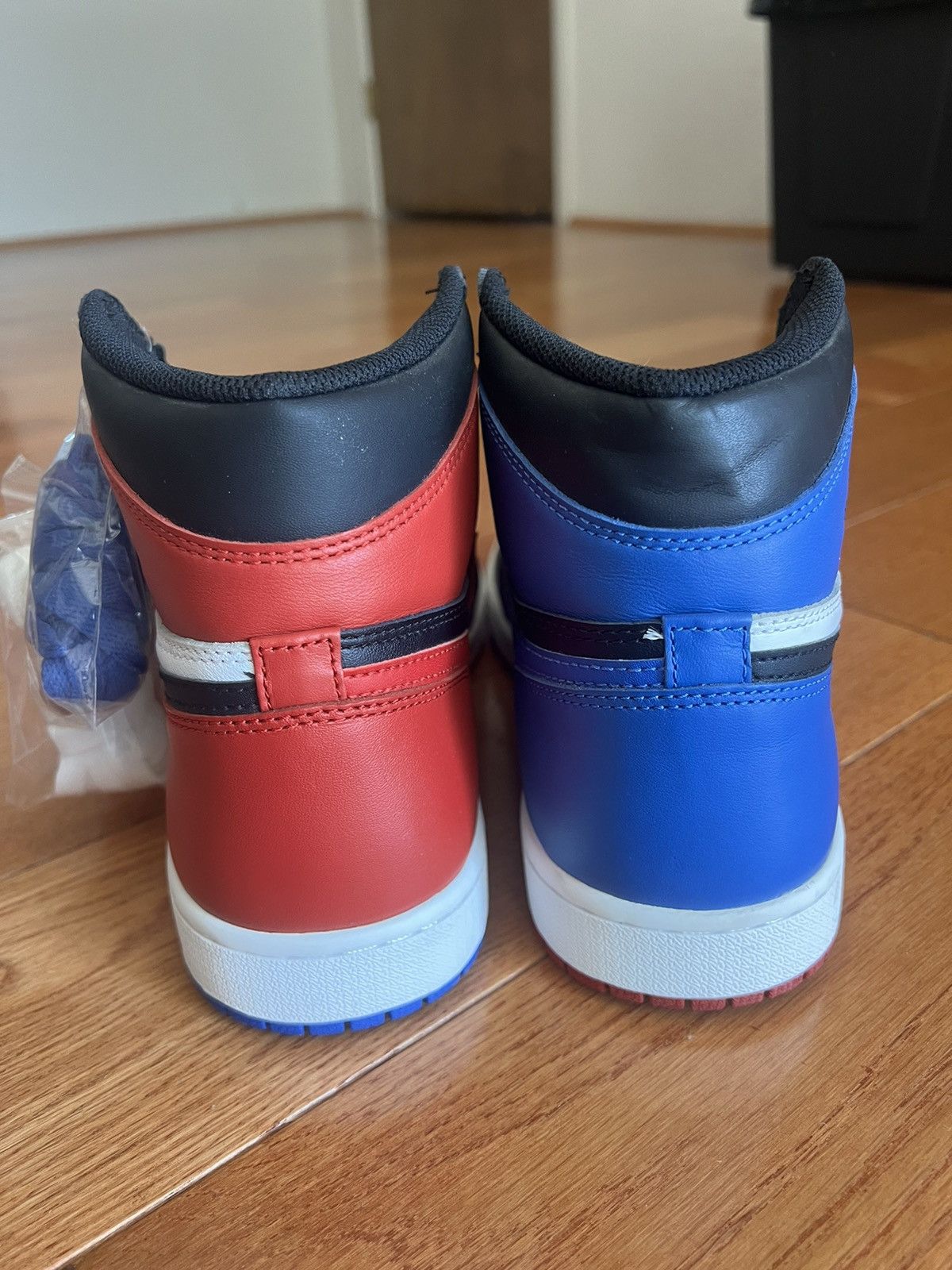 Jordan Brand 2016 Air Jordan 1 Retro High OG 'Top 3' Size US 9.5 / EU 42-43 - 10 Thumbnail