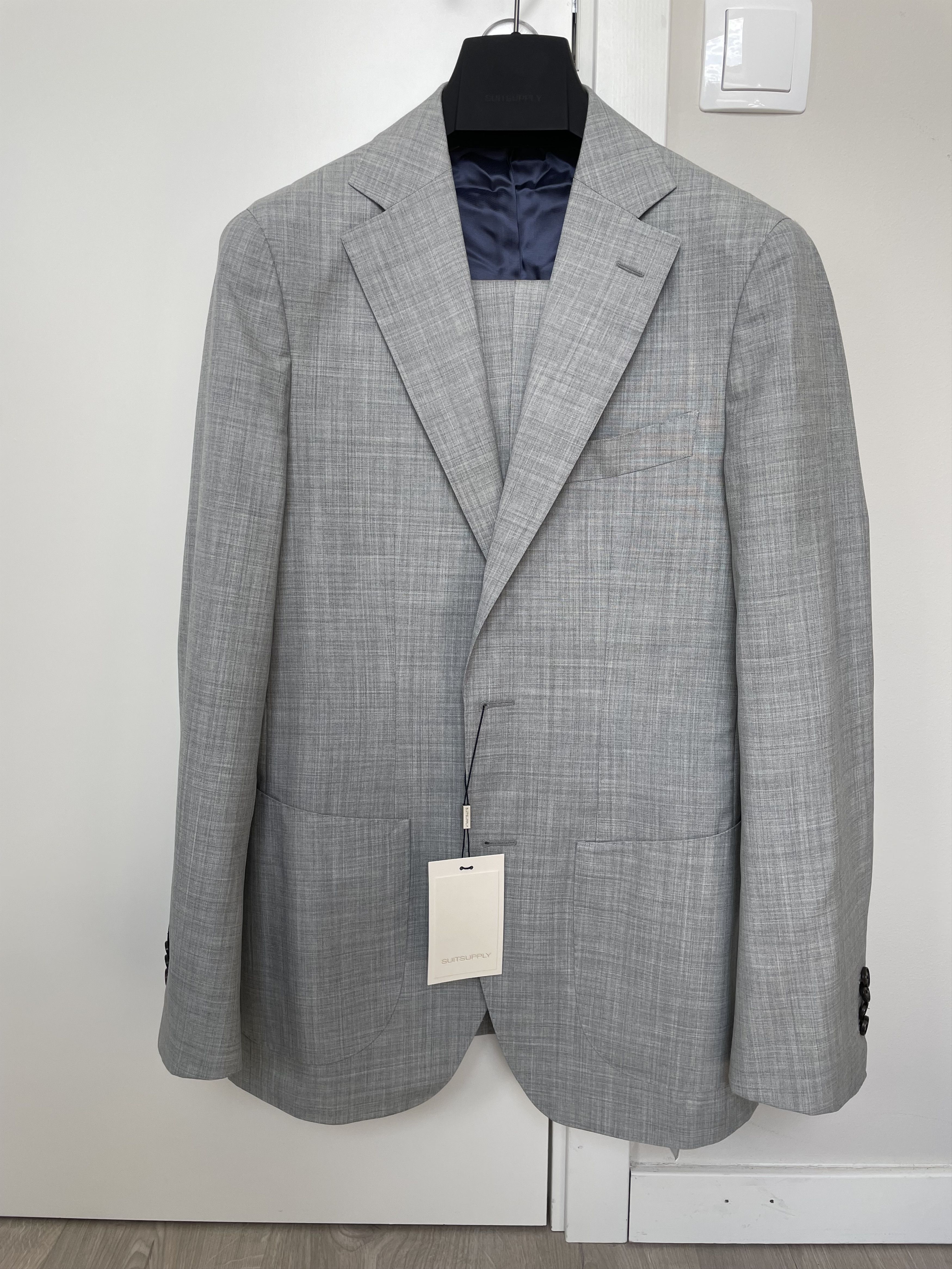 Suitsupply NWT Suitsupply light grey s120 suit, size 36R Size 36R - 1 Thumbnail