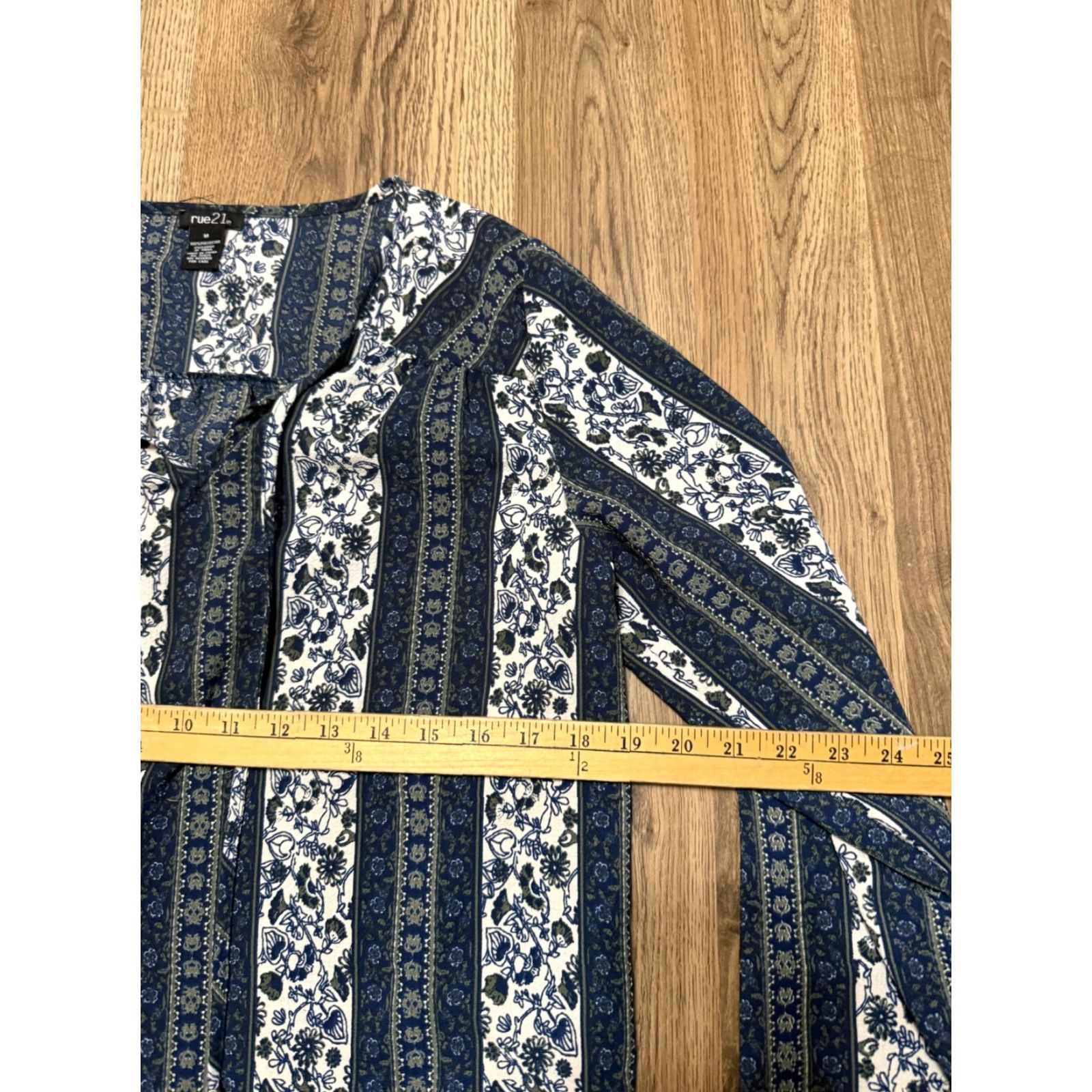 Vintage Rue 21 Blouse Women’s M White Blue Green Floral Long Sleeve V-Neck Pullover Casual Modern Flower Blue Size M / US 6-8 / IT 42-44 - 7 Thumbnail