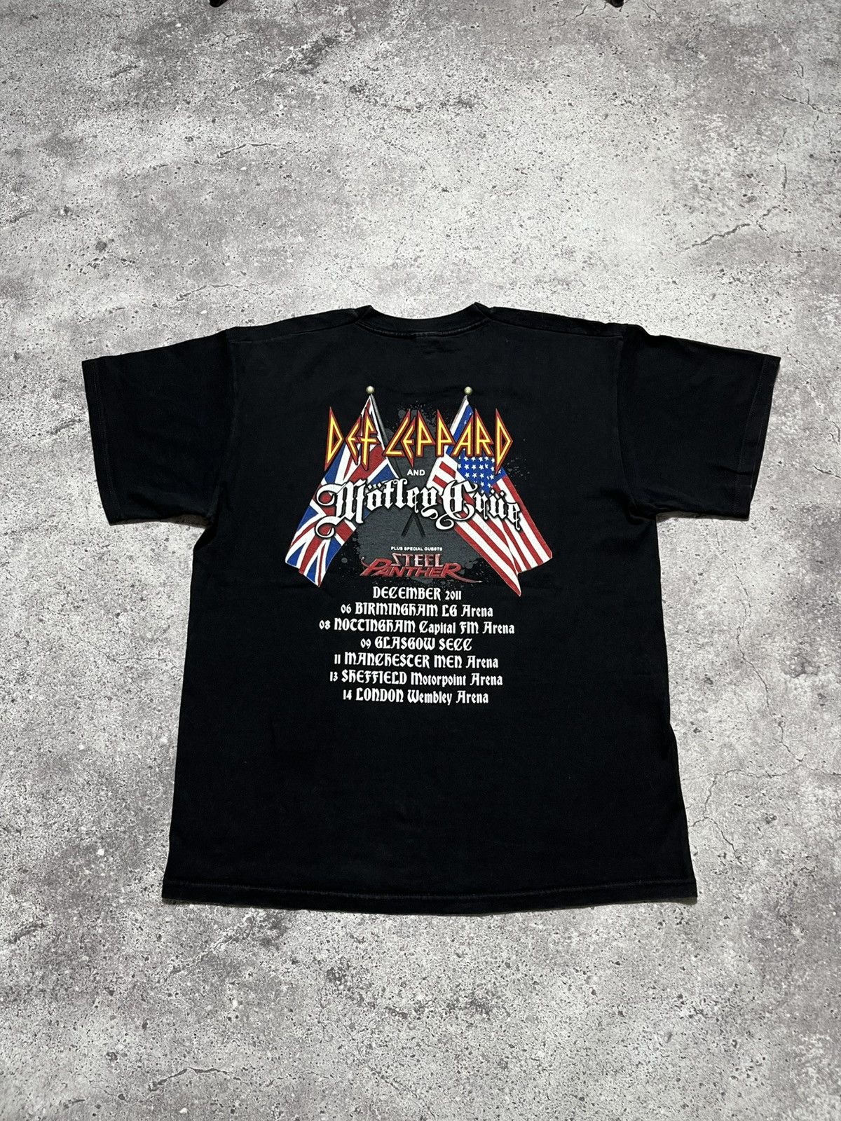 Band Tees Man's Vintage 2011 DEF LEPPARD Tour Band Tee Size US L / EU 52-54 / 3 - 2 Thumbnail