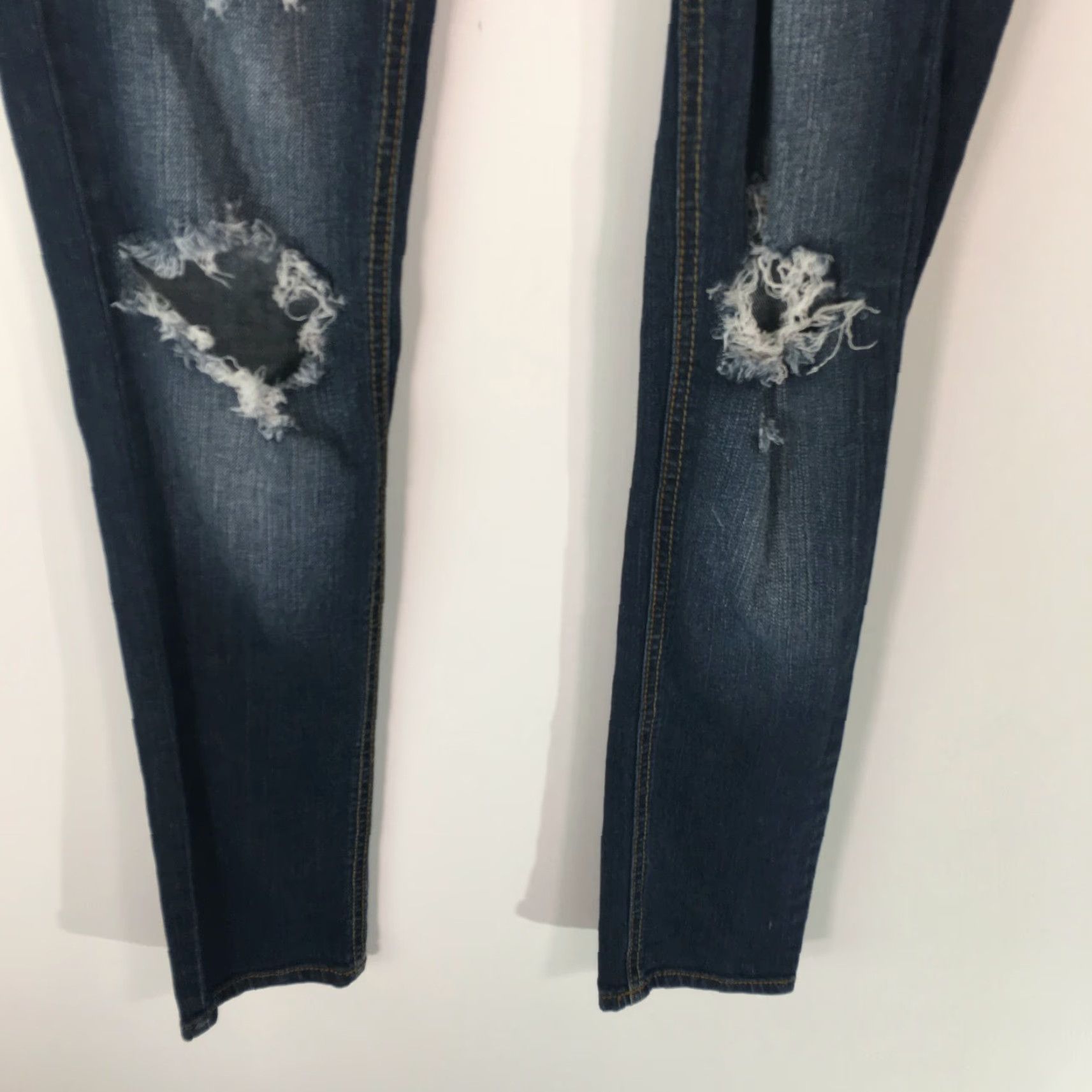 Forever 21 FOREVER 21 Womens Jeans Skinny Blue Denim Regular Mid Rise 25 32in Inseam Distressed Stretch Pockets Cotton Blend Size 42" / US 20 - 7 Thumbnail