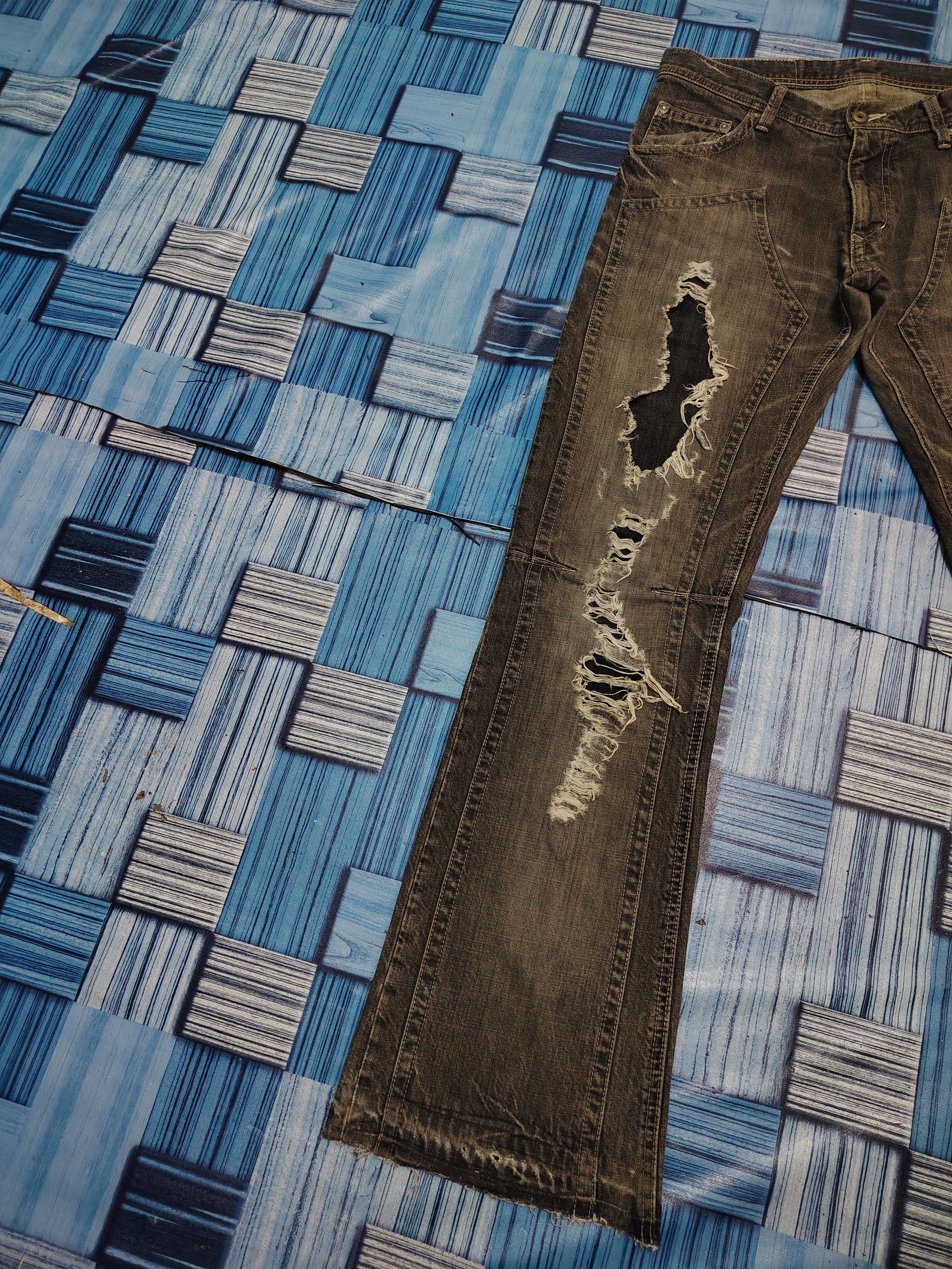 Who Decides War Japan Tete Homme Grunge style Distressed denim Flared Jeans Size US 30 / EU 46 - 6 Thumbnail