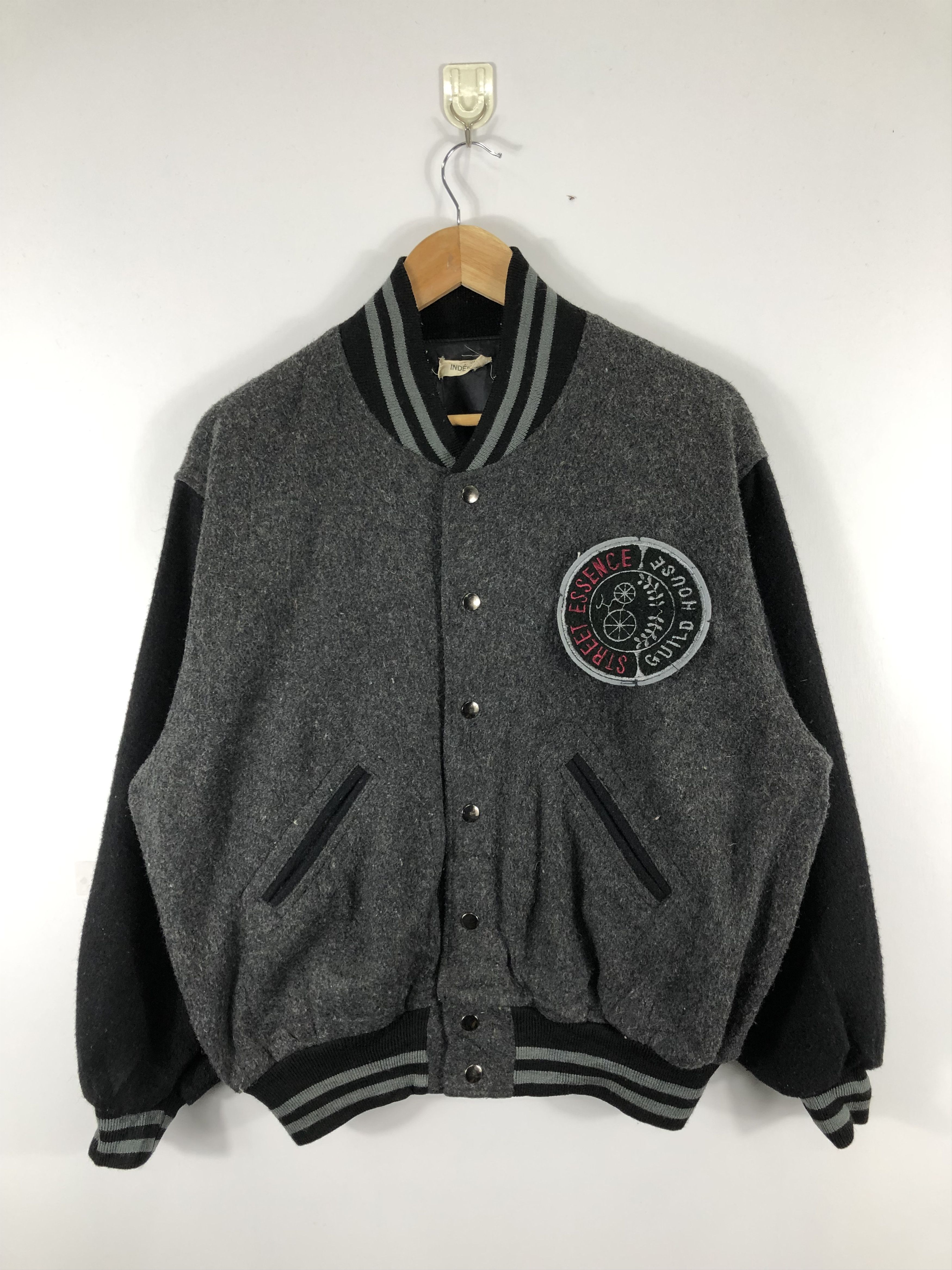 Japanese Brand Vintage 90s Japanese Brand Embroidery Varsity Jacket V0276 Size US L / EU 52-54 / 3 - 1 Thumbnail