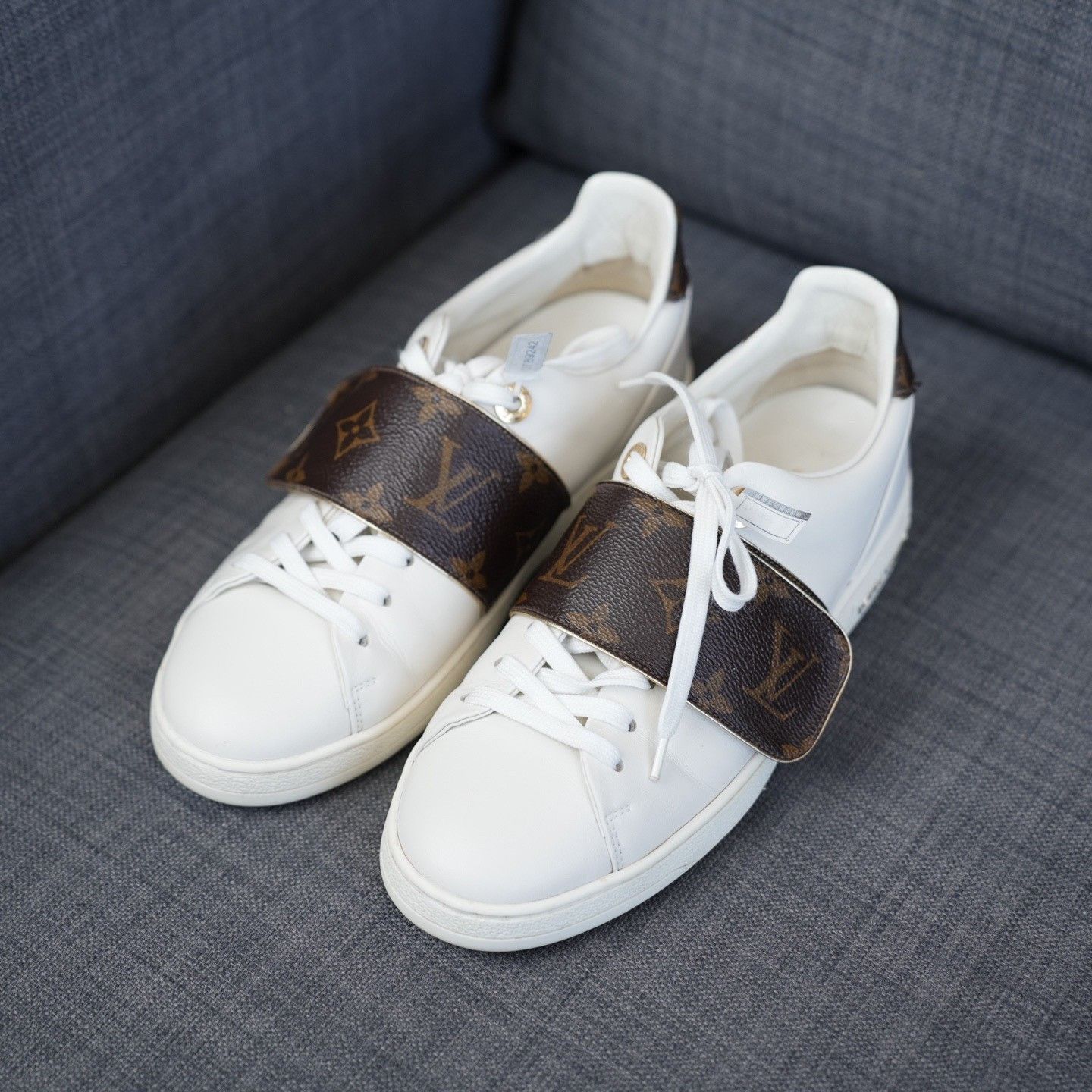 Louis Vuitton Louis Vuitton White Lowtop Sneakers us_6 Women Size US 6 / IT 36 - 1 Thumbnail