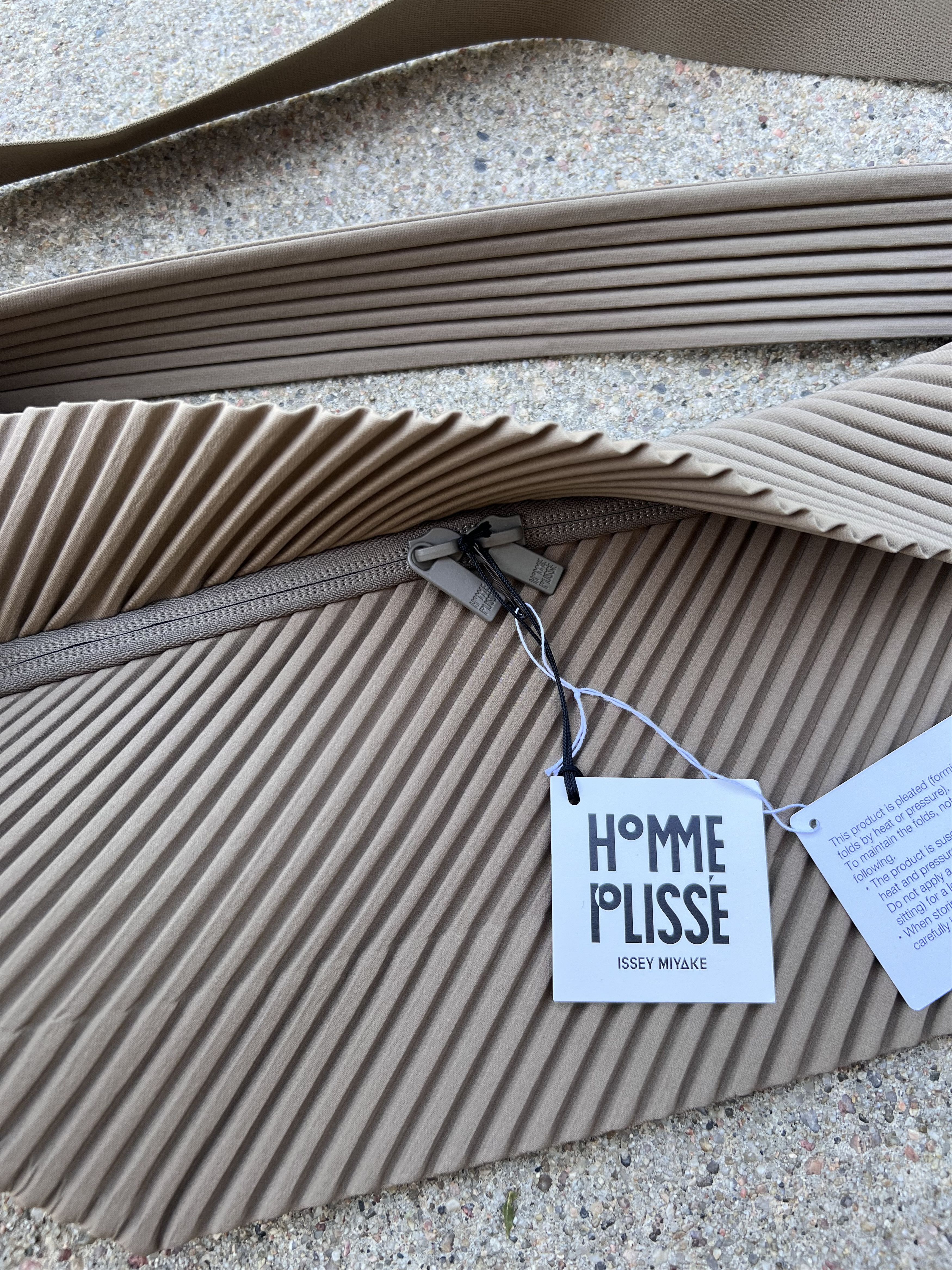 Homme Plisse Issey Miyake Homme Plisse Issey Miyake Pleated Crossbody Bag in Brown Size ONE SIZE - 2 Thumbnail