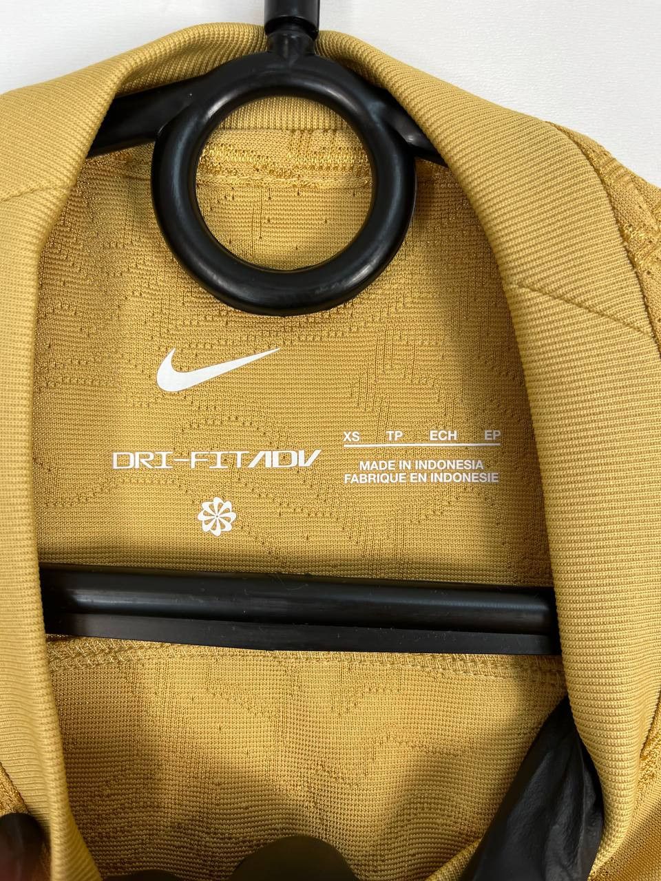 Nike Nike FC Barcelona 2022/23 Away Gold Jersey Men’s Size XS Size US XS / EU 42 / 0 - 3 Thumbnail
