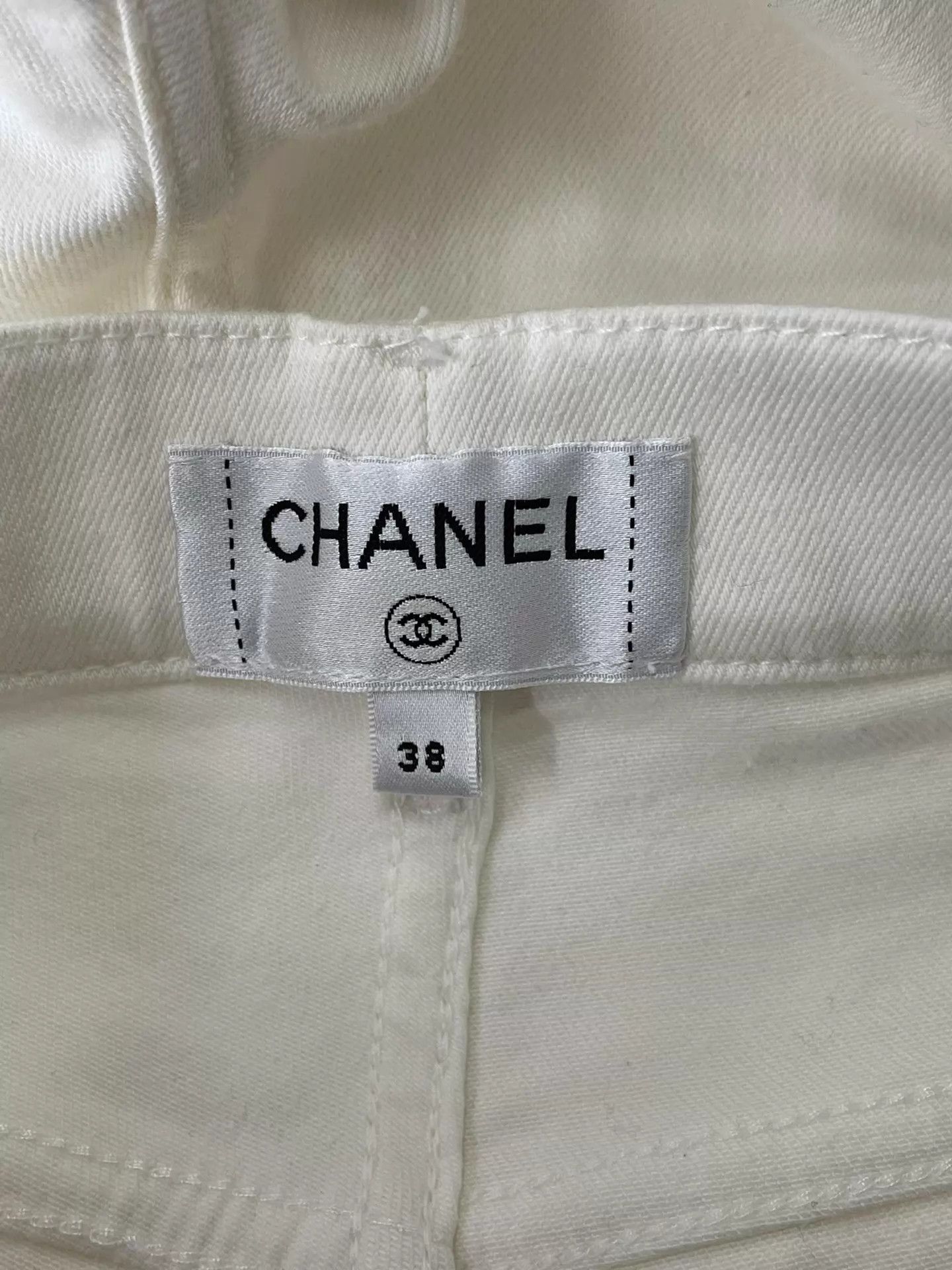 Chanel Chanel White Camellia Embossed Jeans 38 w/ Pouch Size 27" / US 4 / IT 40 - 4 Thumbnail