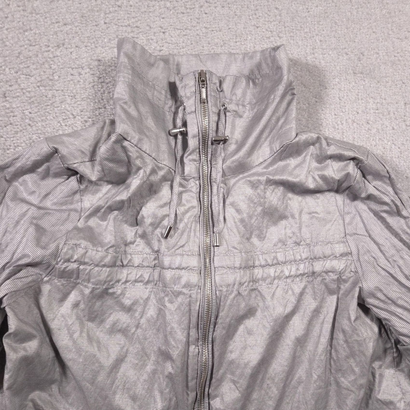 Vintage Zenergy Chico's Jacket Womens 0 Silver Short Sleeve Zip Front Drawstring Windbreaker Shoes? Size 25" / US 0 / IT 36 - 3 Thumbnail