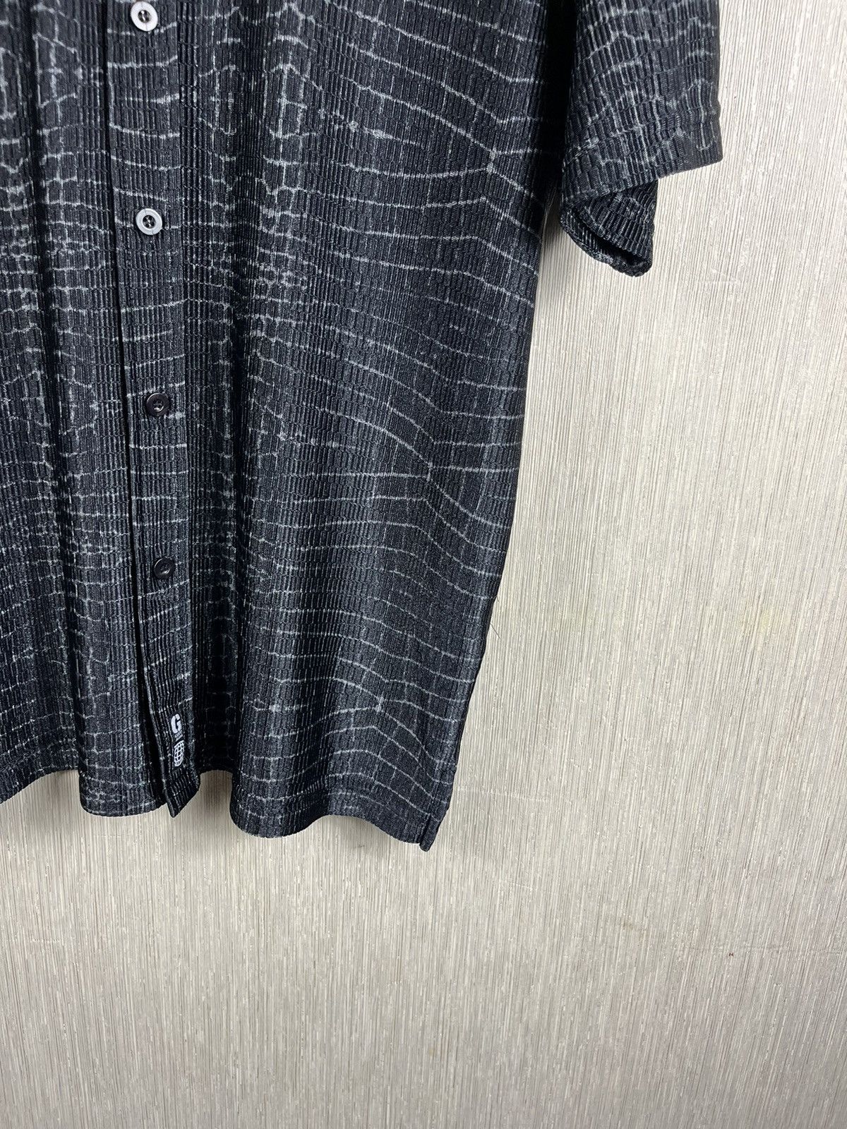 Guess × Vintage Vintage Guess USA nylon crocodile skin short sleeve shirt Size US S / EU 44-46 / 1 - 6 Thumbnail