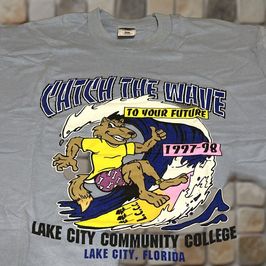 Fruit Of The Loom VINTAGE Lake City FL Community College Men’s T Shirt XL Catch The Wave Size US XL / EU 56 / 4 - 1 Thumbnail