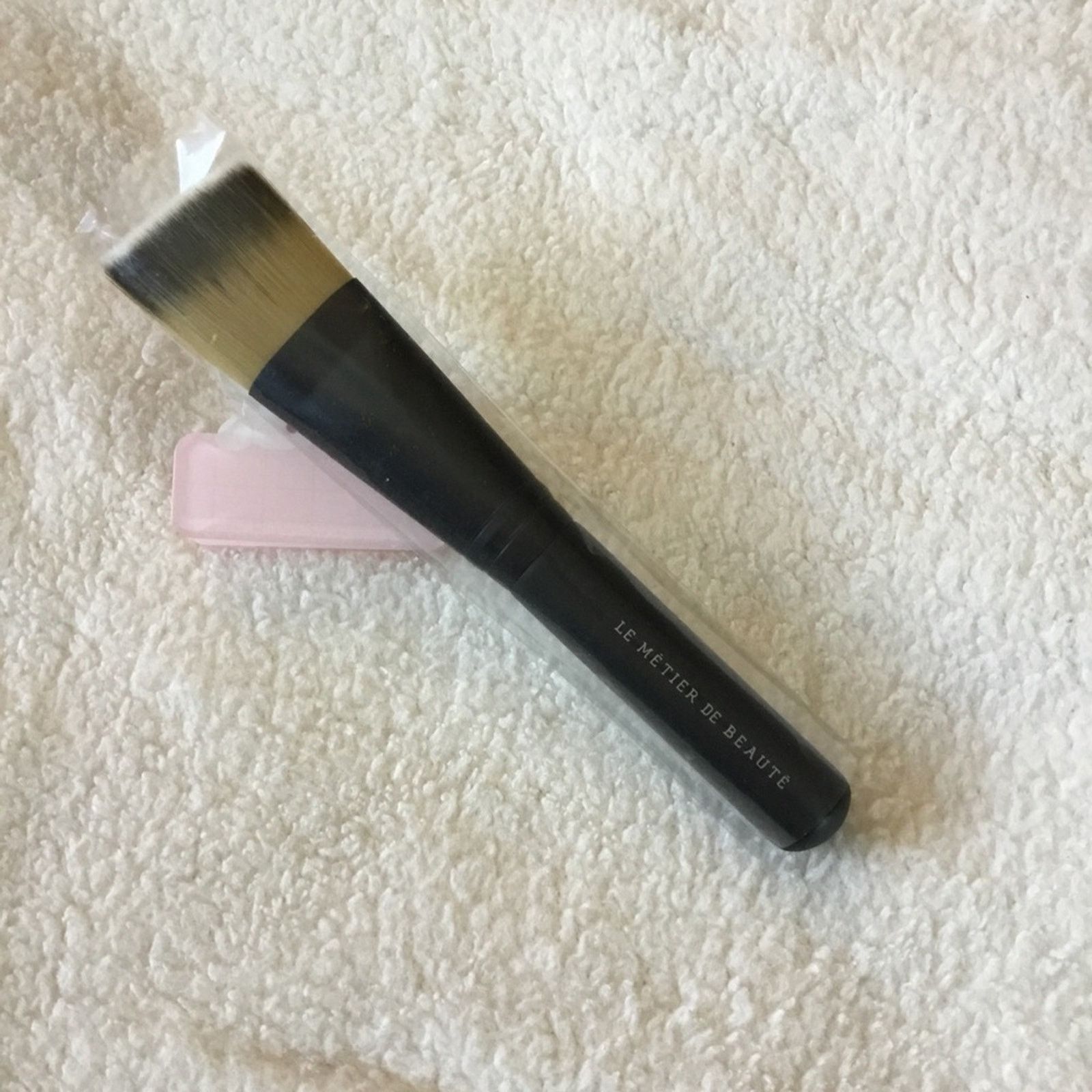 Other Le Métier de Beauté Flat Angled Foundation Brush Size ONE SIZE - 1 Thumbnail