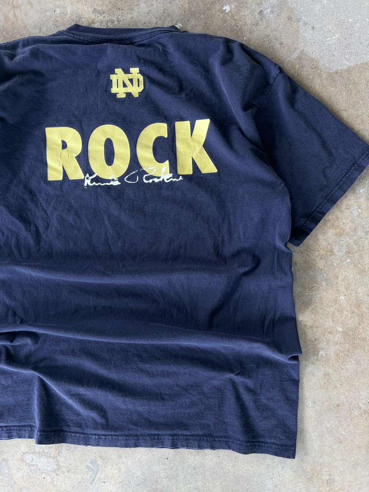 NFL Vintage 2000’s Notre Dame Fighting Irish The Rock T Shirt Size US L / EU 52-54 / 3 - 3 Thumbnail