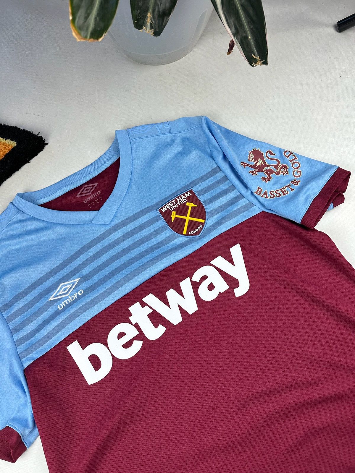 Umbro × Vintage Umbro West Ham United betway Soccer team jersey Size US L / EU 52-54 / 3 - 6 Thumbnail