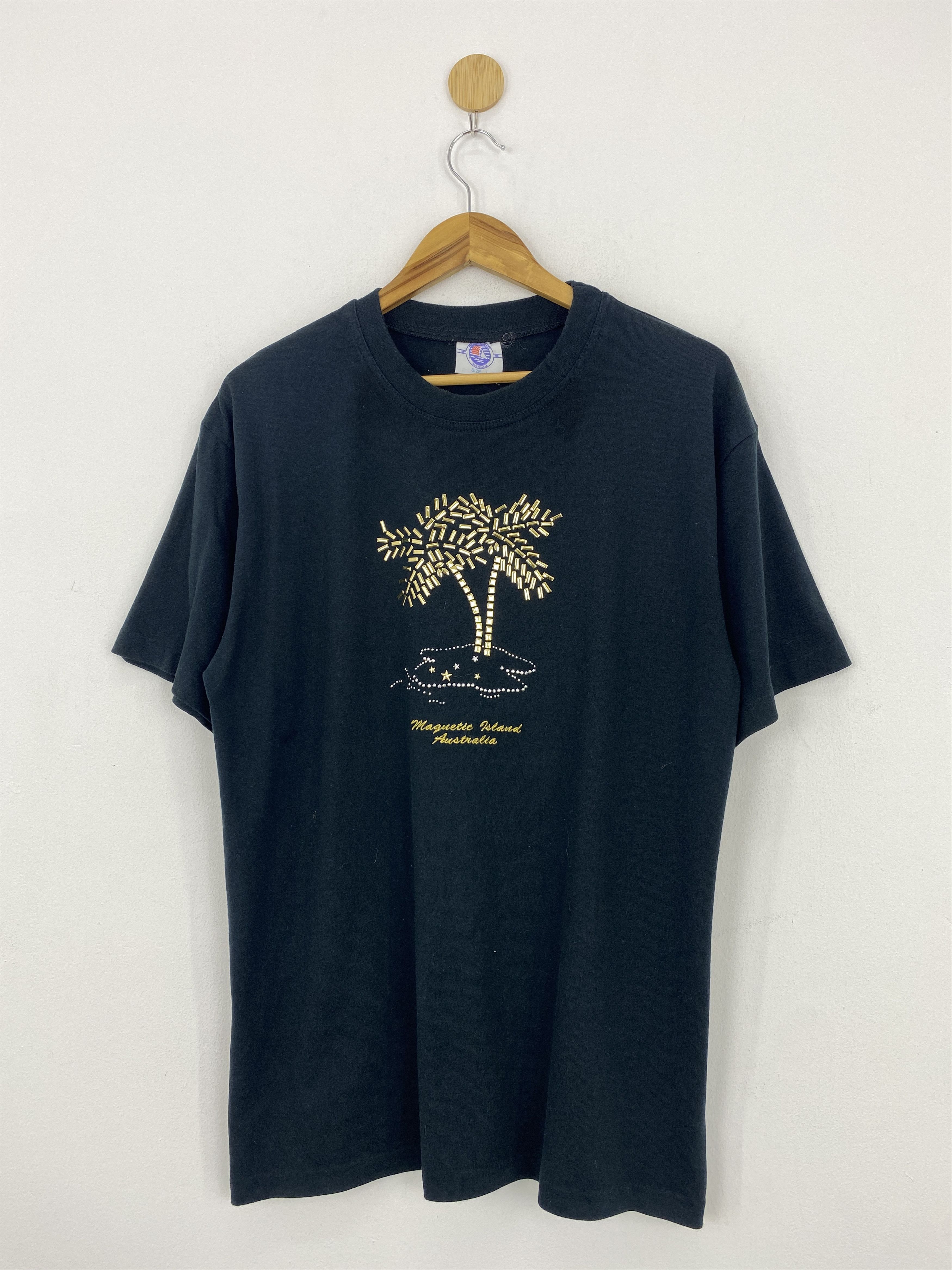 Man Made In Australia Vintage 90s Magnetic Island Australia Embroidered Tee TA0507 Size US L / EU 52-54 / 3 - 1 Thumbnail