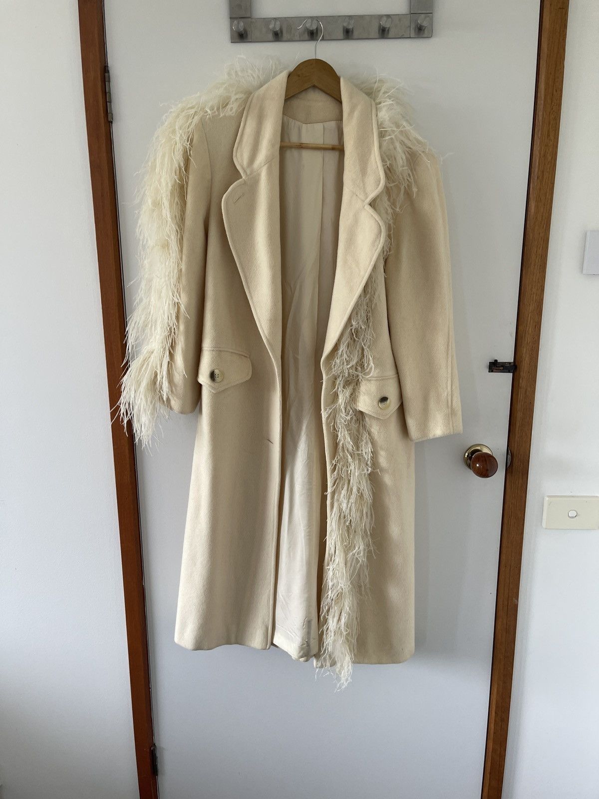 Vintage Vintage Cream Wool Coat with Ostrich Feathers Size M / US 6-8 / IT 42-44 - 8 Thumbnail