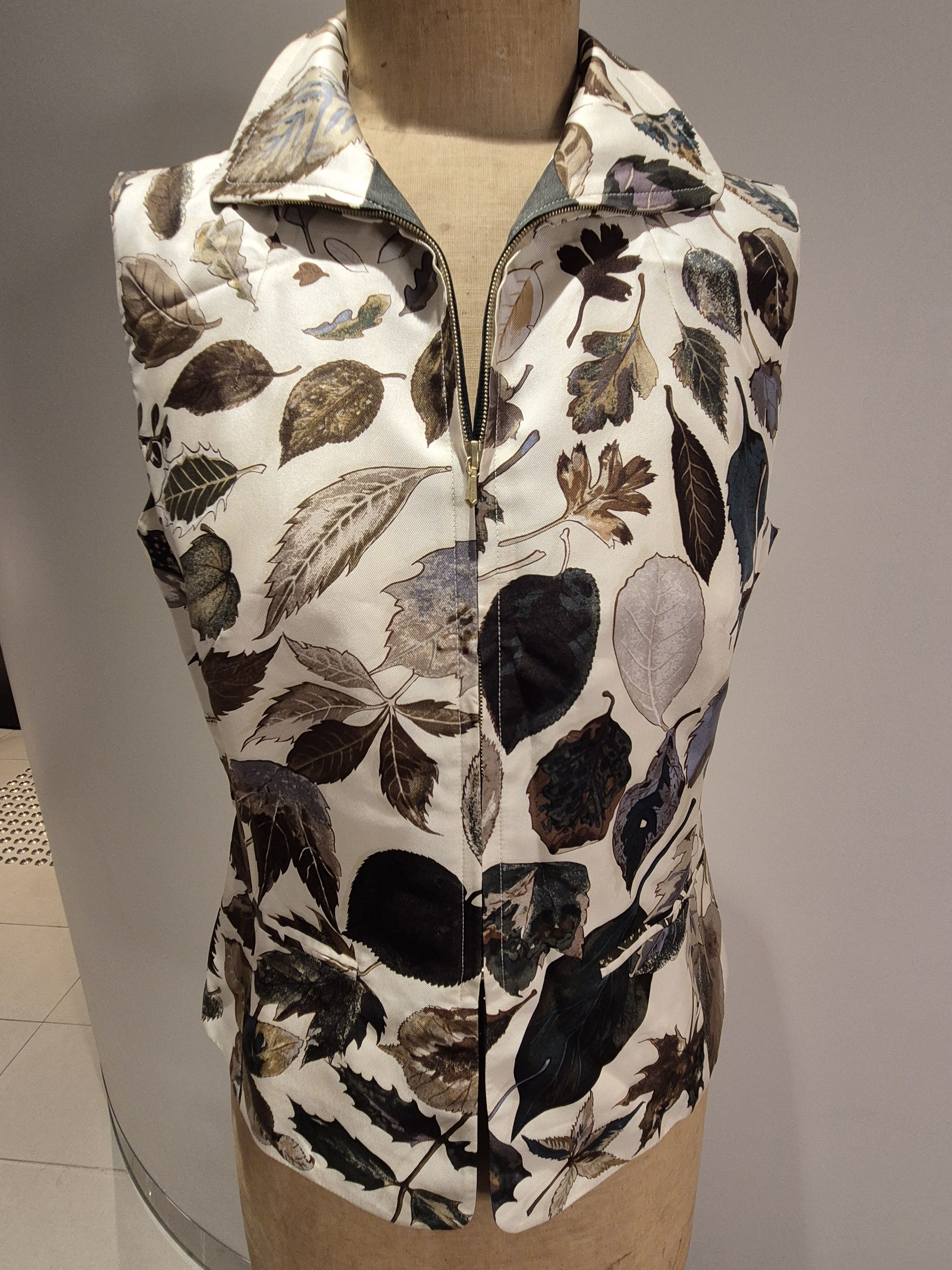 Hermes Vintage Hermes leaves silk vest zip up rare Size S / US 4 / IT 40 - 14 Thumbnail