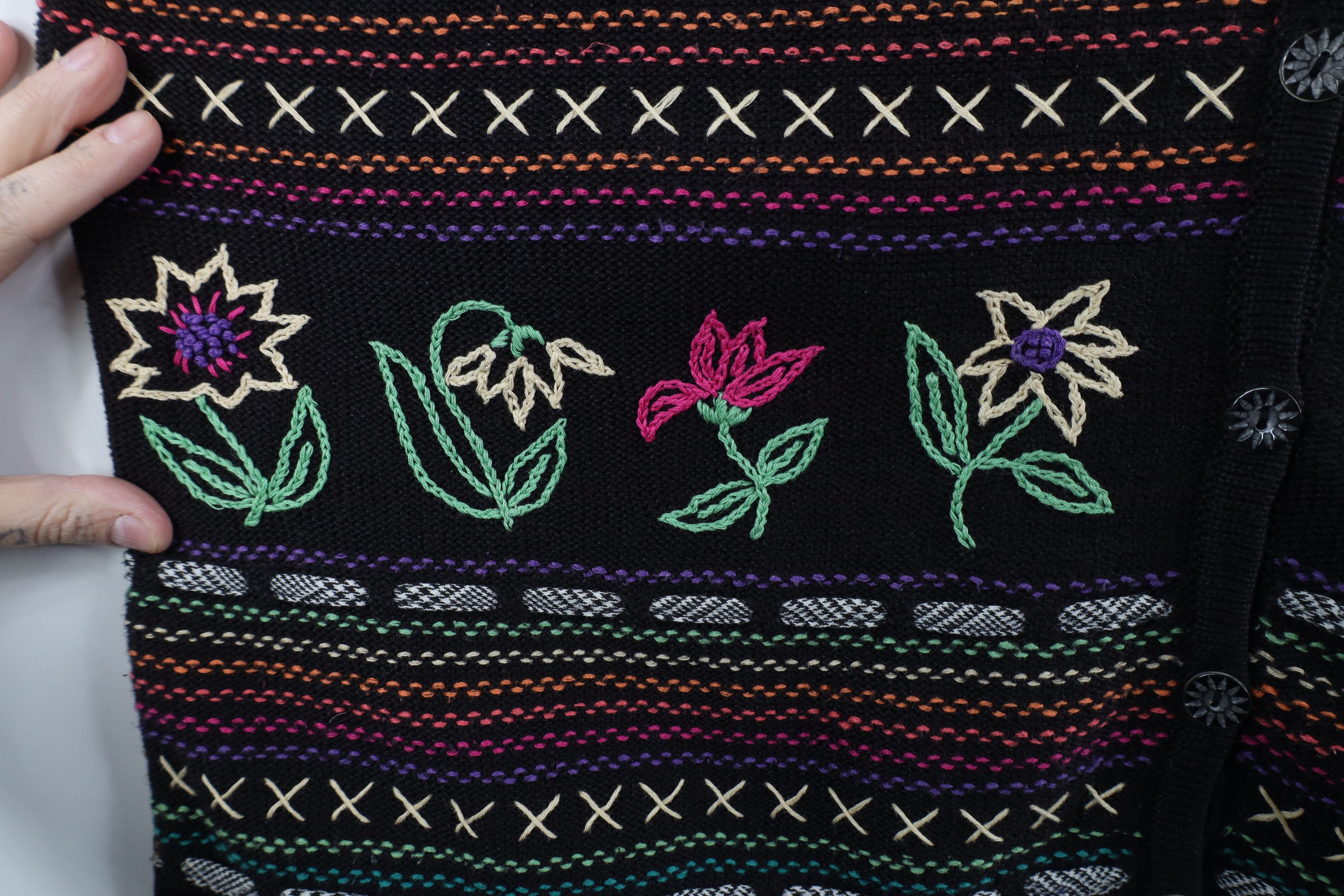 Vintage Vintage 90s Streetwear Embroidered Knit Flower Sweater Vest Size L / US 10 / IT 46 - 6 Thumbnail