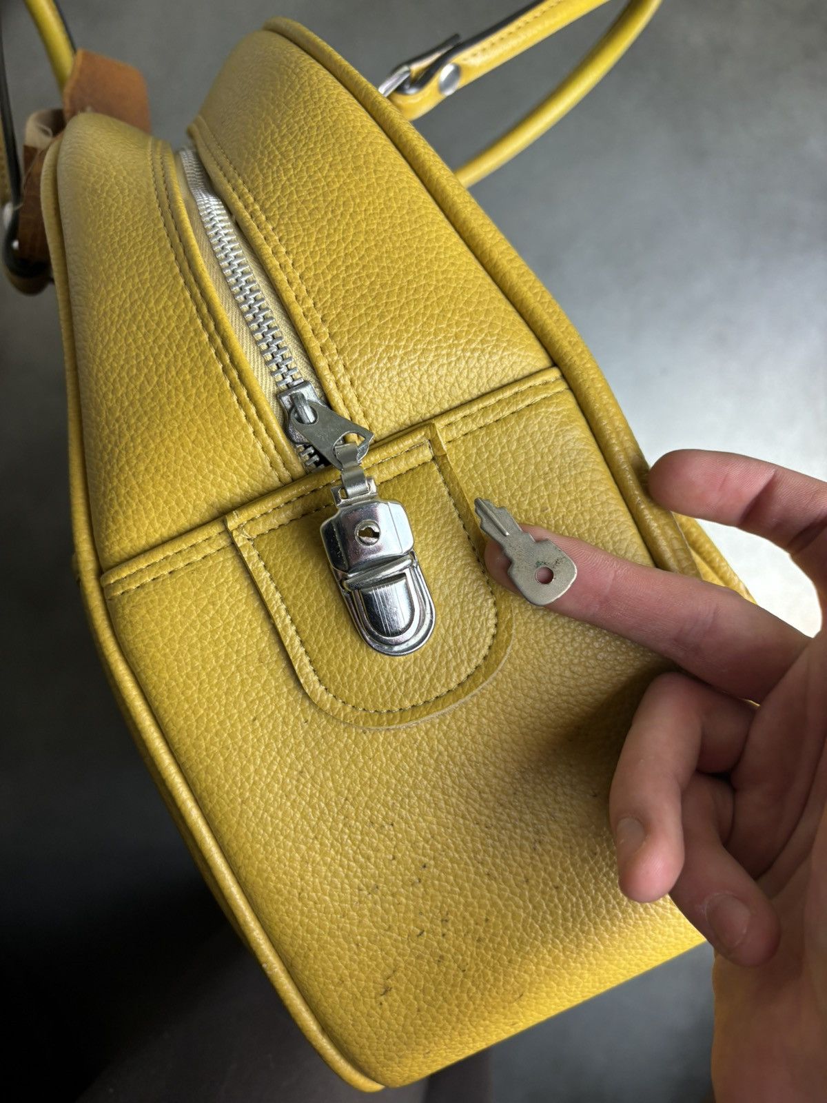 Vintage 1970s Bowling Bag Vintage Briefcase Tote Bag Lock & Key Size ONE SIZE - 4 Thumbnail