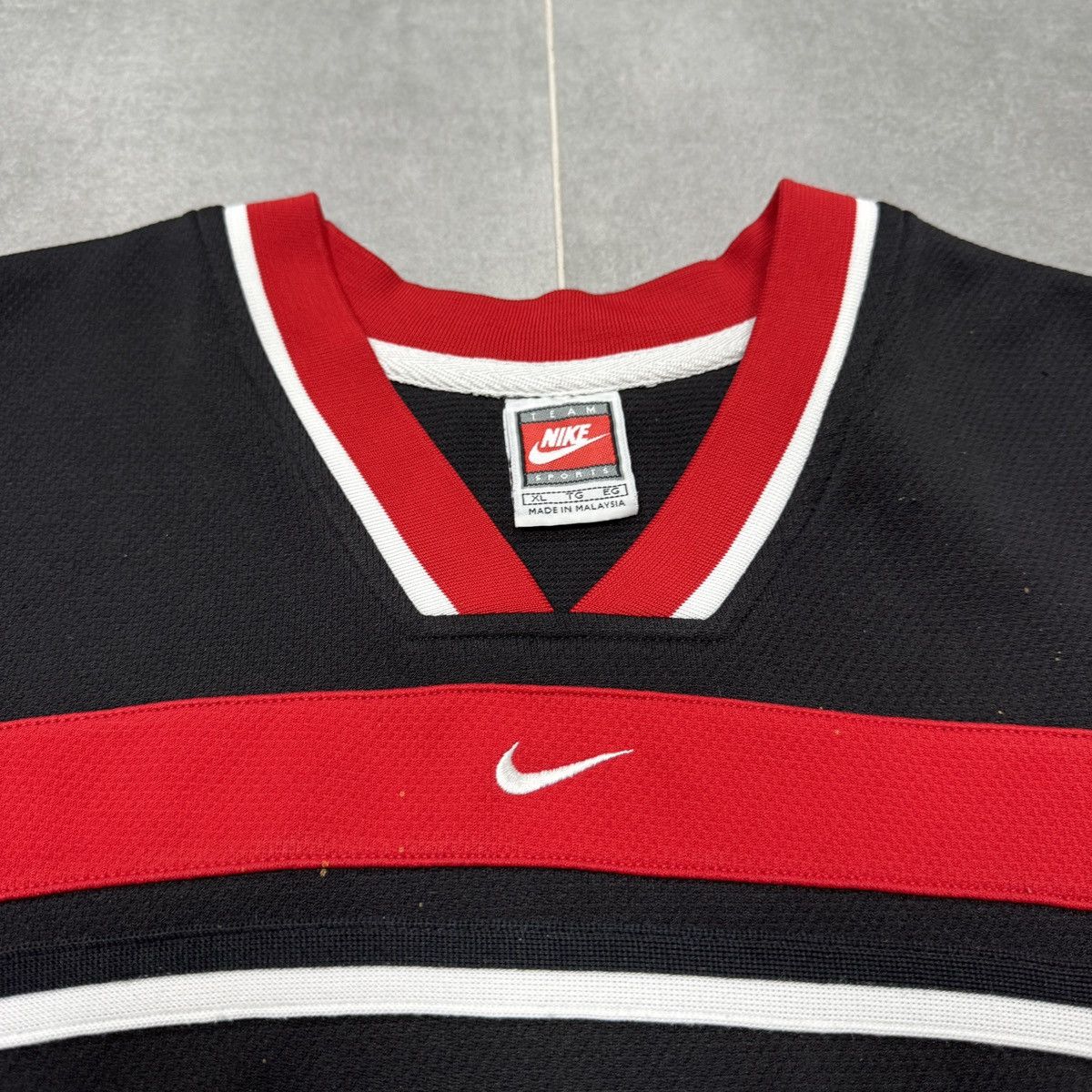 Nike Vintage Nike NBA Chicago Bulls 90s Swoosh Jersey Shirt Y2K Size US XL / EU 56 / 4 - 10 Thumbnail