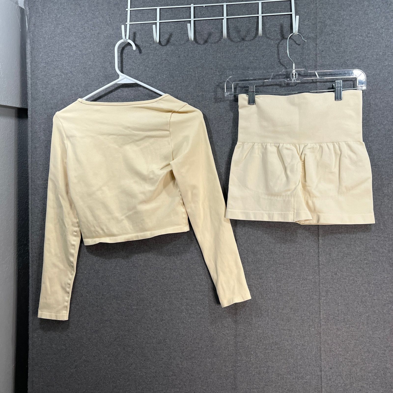 Other Workout 2 PC Crop Top Long Sleeve and Short Bottom Size M / US 6-8 / IT 42-44 - 2 Thumbnail
