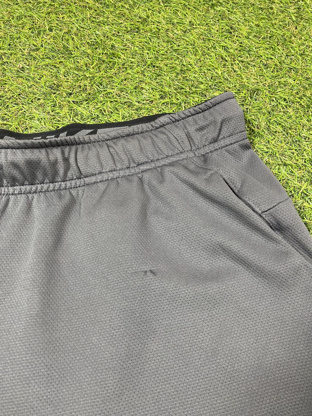 Nike Vintage Nike shorts streetwear swoosh casual y2k size M Size US 32 / EU 48 - 2 Thumbnail