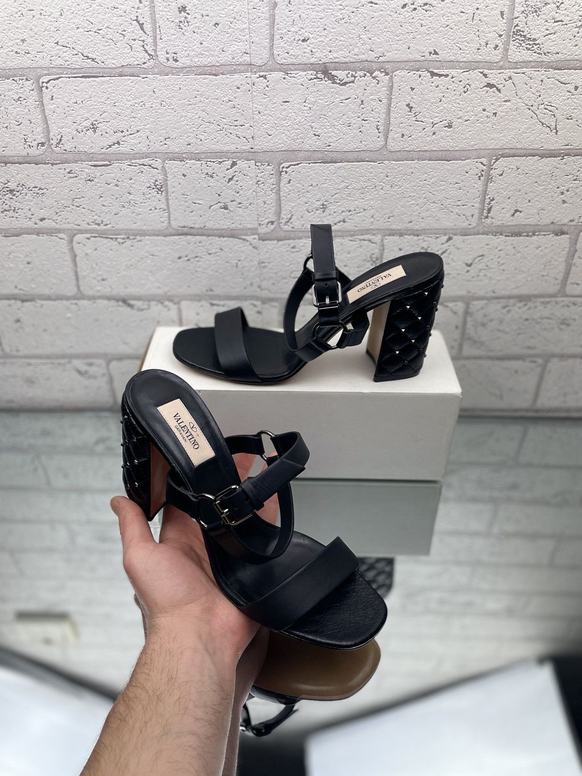 Valentino VALENTINO GARAVANI Black leather sandals 39 size 24-24.5 st Size US 8 / IT 38 - 1 Thumbnail