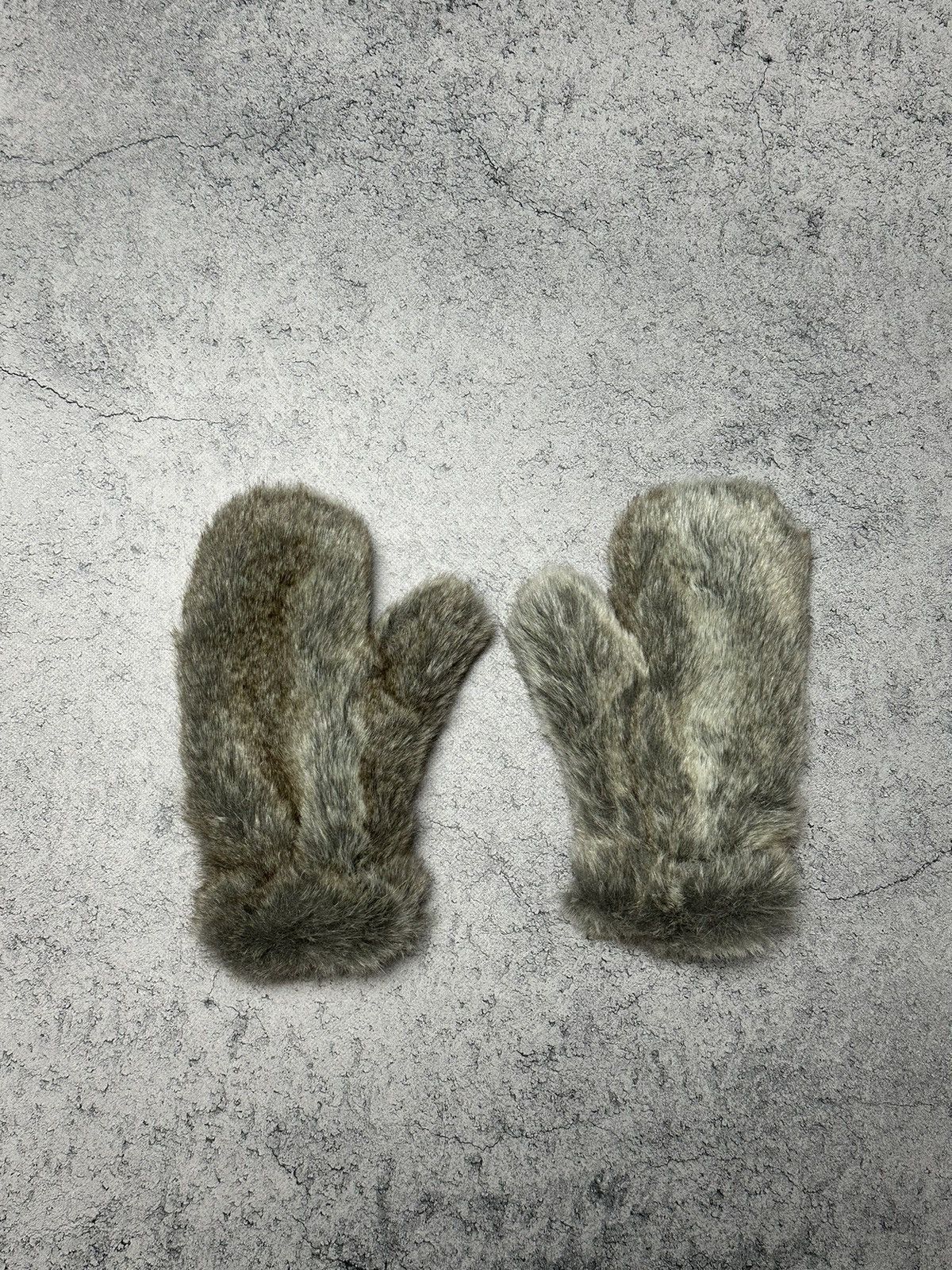 If Six Was Nine Vintage Y2K Fuzzy Faux Fur Gloves Size ONE SIZE - 1 Thumbnail