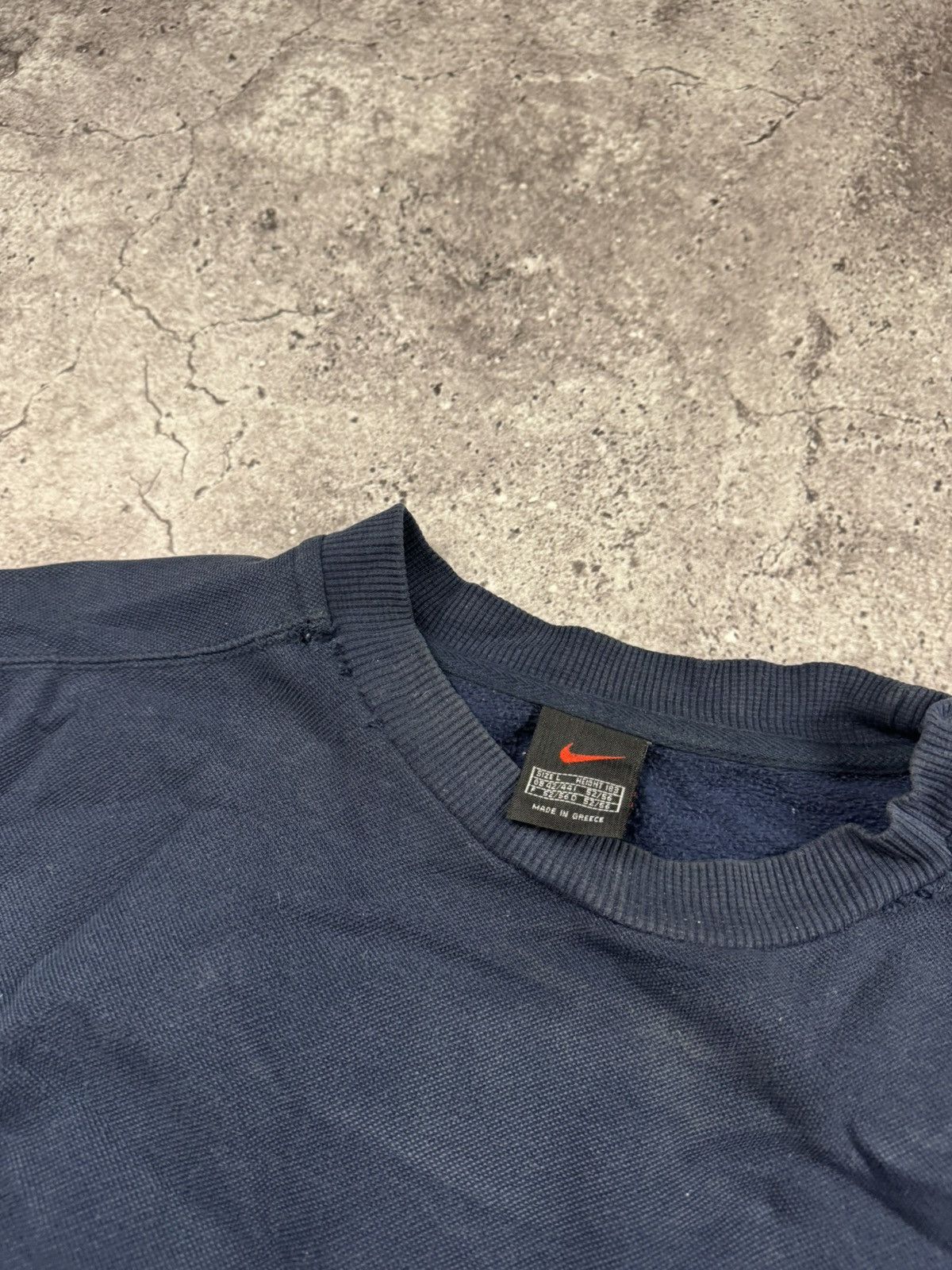 Nike 90s Nike Crew Sweatshirt Center Box Logo Swoosh Distressed Size US L / EU 52-54 / 3 - 9 Thumbnail